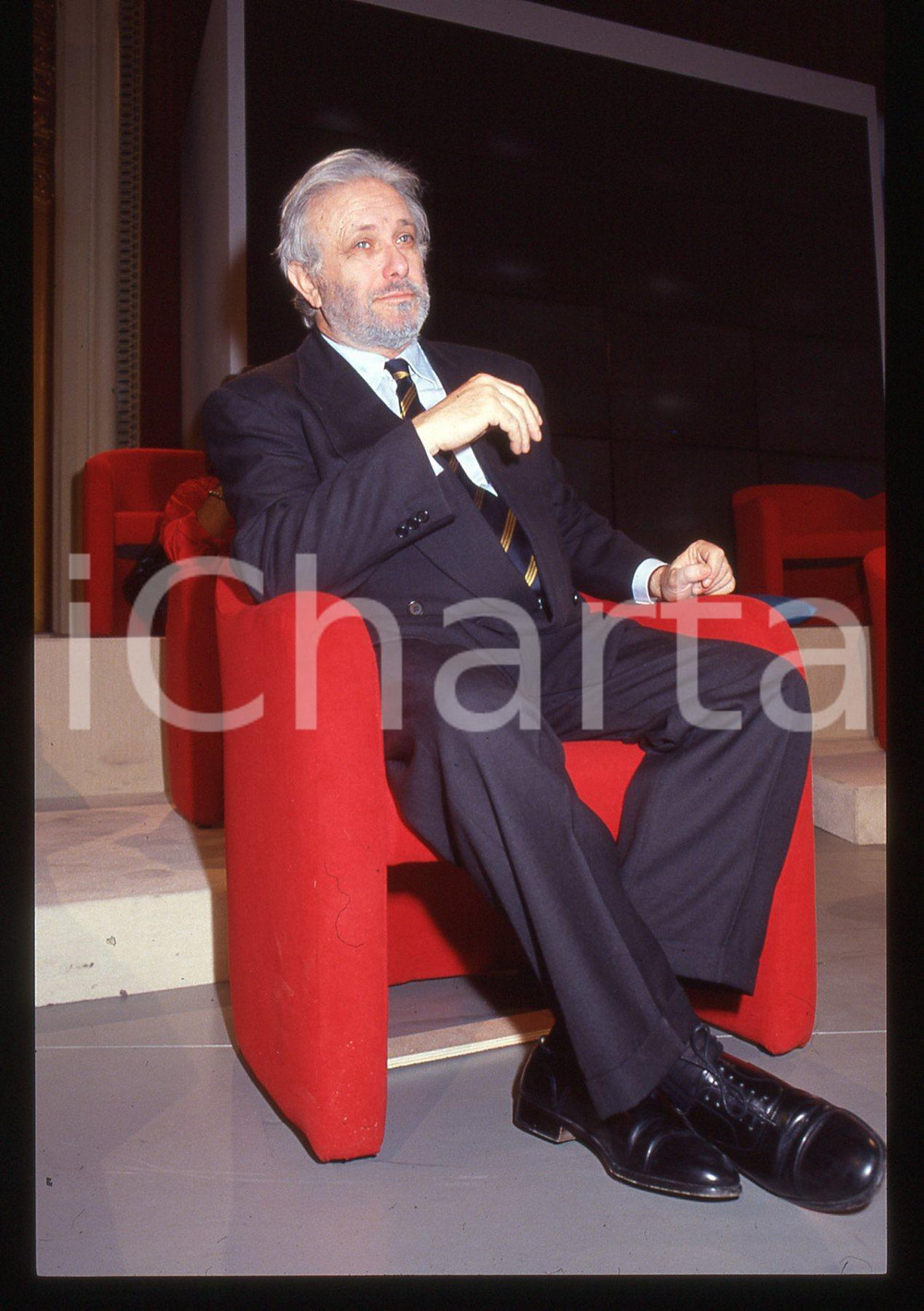 Luciano DE CRESCENZO - COSTUME - 1995 ca 35 mm vintage slide 95 Diapositiva d'epoca, in formato 35 mm.CONDIZIONI: GOODE' severamente vietata la riproduzione. Tutti i diritti sono riservati.ICharta mette in vendita, sul negozio eBay e in esclusiva sul sito "icharta" il proprio archivio composto da numerose diapositive e negativi fotografici d'epoca, tutti originali e autentici, che attraversano la storia del costume italiano tra gli la fine degli anni Sessanta e Novanta.Si tratta di uno sguardo inedito sull'attualità, la politica, la vita quotidiana, il gossip e la cultura, che fotografa il cambiamento della nazione in quest'ultimo scorcio del XX secolo. Un'occasione unica per il mercato del collezionismo, che vede finalmente disponibile un archivio eccezionale per vastità, tematiche e condizioni, in un settore (il negativo fotografico e la diapositiva) di assoluta novità e dalle interessanti prospettive di investimento.  GOOD/buono   originale e autentica 1