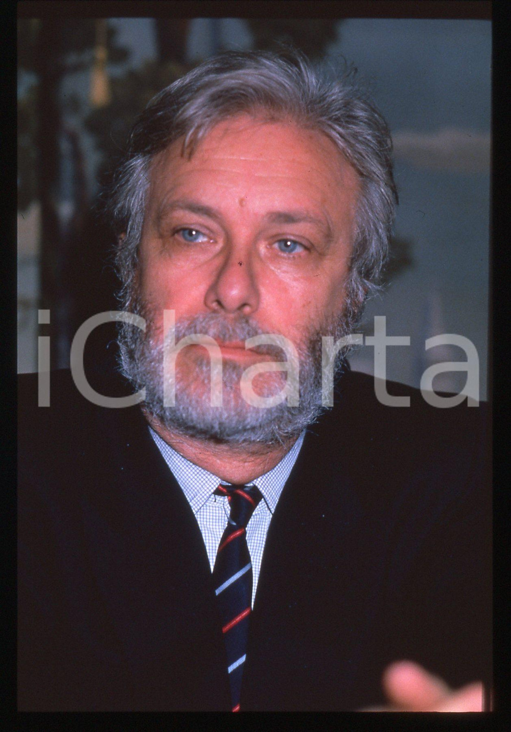 Luciano DE CRESCENZO - COSTUME - 1995 ca 35 mm vintage slide 96 Diapositiva d'epoca, in formato 35 mm.CONDIZIONI: GOODE' severamente vietata la riproduzione. Tutti i diritti sono riservati.ICharta mette in vendita, sul negozio eBay e in esclusiva sul sito "icharta" il proprio archivio composto da numerose diapositive e negativi fotografici d'epoca, tutti originali e autentici, che attraversano la storia del costume italiano tra gli la fine degli anni Sessanta e Novanta.Si tratta di uno sguardo inedito sull'attualità, la politica, la vita quotidiana, il gossip e la cultura, che fotografa il cambiamento della nazione in quest'ultimo scorcio del XX secolo. Un'occasione unica per il mercato del collezionismo, che vede finalmente disponibile un archivio eccezionale per vastità, tematiche e condizioni, in un settore (il negativo fotografico e la diapositiva) di assoluta novità e dalle interessanti prospettive di investimento.  GOOD/buono   originale e autentica 1