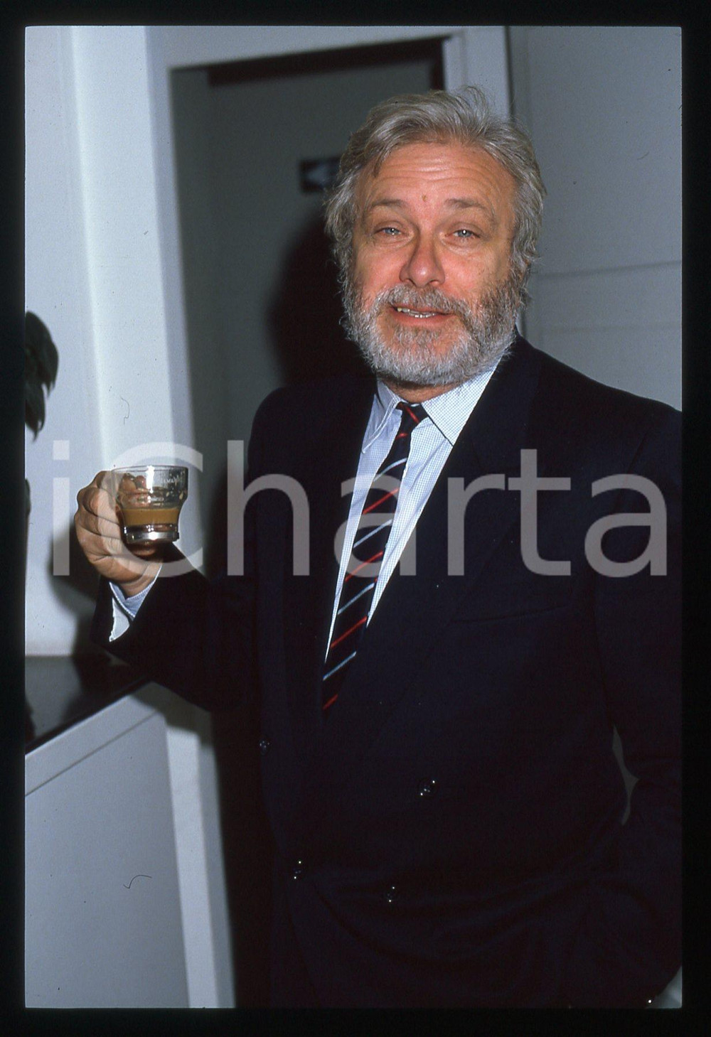 Luciano DE CRESCENZO beve un caffè - 1995 ca 35 mm vintage slide 98 Diapositiva d'epoca, in formato 35 mm.CONDIZIONI: GOODE' severamente vietata la riproduzione. Tutti i diritti sono riservati.ICharta mette in vendita, sul negozio eBay e in esclusiva sul sito "icharta" il proprio archivio composto da numerose diapositive e negativi fotografici d'epoca, tutti originali e autentici, che attraversano la storia del costume italiano tra gli la fine degli anni Sessanta e Novanta.Si tratta di uno sguardo inedito sull'attualità, la politica, la vita quotidiana, il gossip e la cultura, che fotografa il cambiamento della nazione in quest'ultimo scorcio del XX secolo. Un'occasione unica per il mercato del collezionismo, che vede finalmente disponibile un archivio eccezionale per vastità, tematiche e condizioni, in un settore (il negativo fotografico e la diapositiva) di assoluta novità e dalle interessanti prospettive di investimento.  GOOD/buono   originale e autentica 1