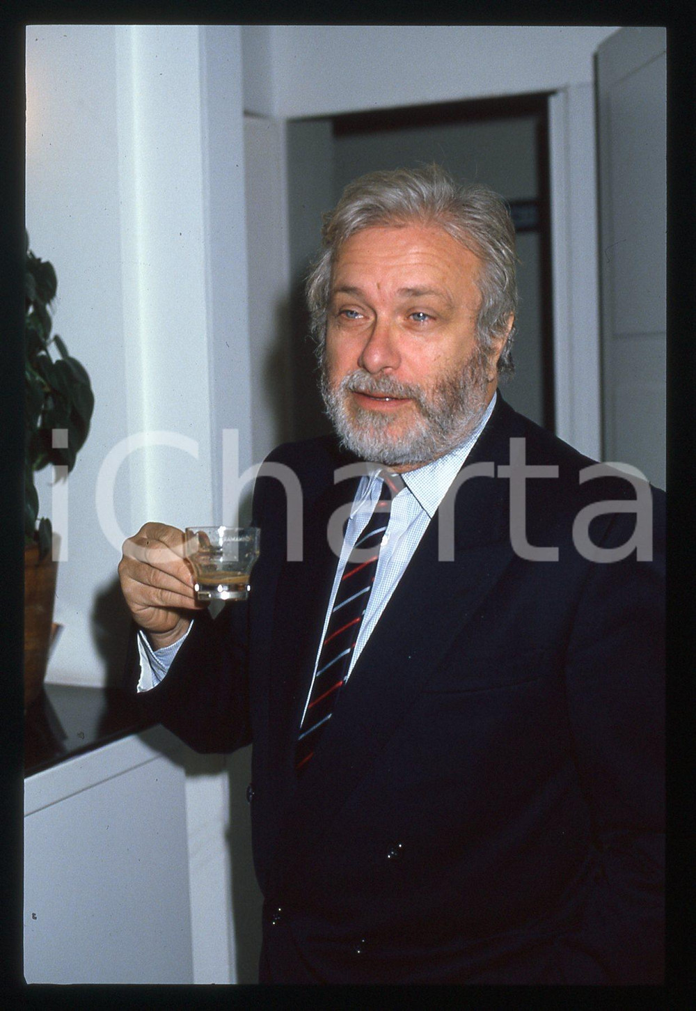 Luciano DE CRESCENZO beve un caffè - 1995 ca 35 mm vintage slide 99 Diapositiva d'epoca, in formato 35 mm.CONDIZIONI: GOODE' severamente vietata la riproduzione. Tutti i diritti sono riservati.ICharta mette in vendita, sul negozio eBay e in esclusiva sul sito "icharta" il proprio archivio composto da numerose diapositive e negativi fotografici d'epoca, tutti originali e autentici, che attraversano la storia del costume italiano tra gli la fine degli anni Sessanta e Novanta.Si tratta di uno sguardo inedito sull'attualità, la politica, la vita quotidiana, il gossip e la cultura, che fotografa il cambiamento della nazione in quest'ultimo scorcio del XX secolo. Un'occasione unica per il mercato del collezionismo, che vede finalmente disponibile un archivio eccezionale per vastità, tematiche e condizioni, in un settore (il negativo fotografico e la diapositiva) di assoluta novità e dalle interessanti prospettive di investimento.  GOOD/buono   originale e autentica 1