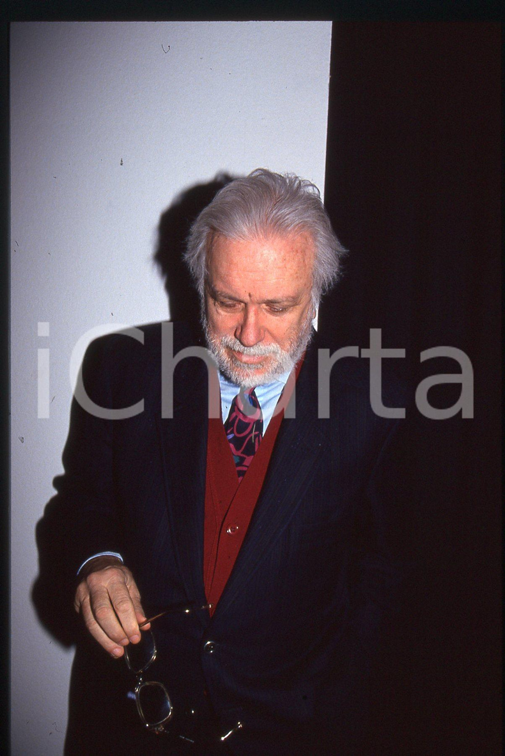 Luciano DE CRESCENZO - COSTUME - 1995 ca 35 mm vintage slide 103 Diapositiva d'epoca, in formato 35 mm.CONDIZIONI: GOODE' severamente vietata la riproduzione. Tutti i diritti sono riservati.ICharta mette in vendita, sul negozio eBay e in esclusiva sul sito "icharta" il proprio archivio composto da numerose diapositive e negativi fotografici d'epoca, tutti originali e autentici, che attraversano la storia del costume italiano tra gli la fine degli anni Sessanta e Novanta.Si tratta di uno sguardo inedito sull'attualità, la politica, la vita quotidiana, il gossip e la cultura, che fotografa il cambiamento della nazione in quest'ultimo scorcio del XX secolo. Un'occasione unica per il mercato del collezionismo, che vede finalmente disponibile un archivio eccezionale per vastità, tematiche e condizioni, in un settore (il negativo fotografico e la diapositiva) di assoluta novità e dalle interessanti prospettive di investimento.  GOOD/buono   originale e autentica 1