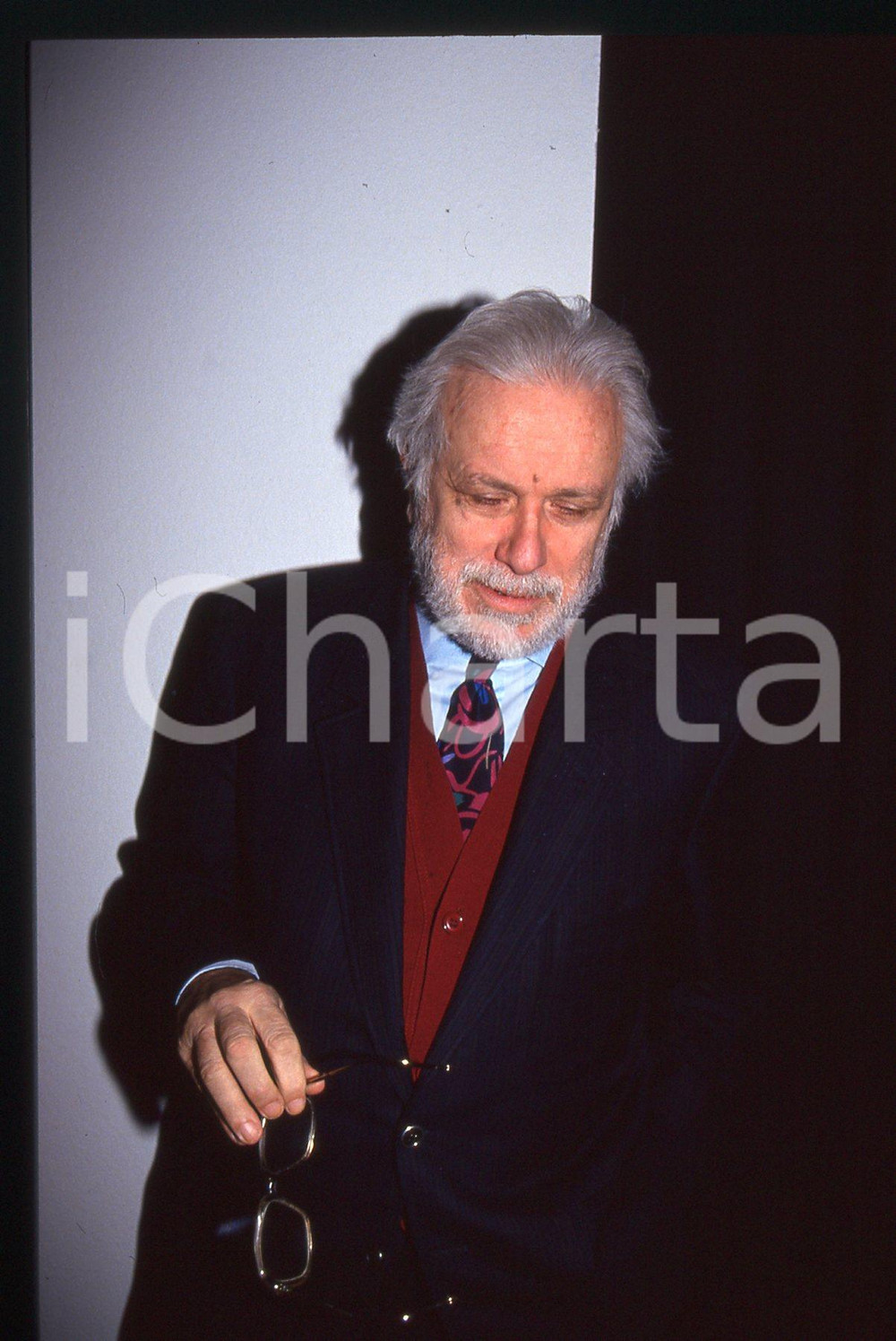 Luciano DE CRESCENZO - COSTUME - 1995 ca 35 mm vintage slide 104 Diapositiva d'epoca, in formato 35 mm.CONDIZIONI: GOODE' severamente vietata la riproduzione. Tutti i diritti sono riservati.ICharta mette in vendita, sul negozio eBay e in esclusiva sul sito "icharta" il proprio archivio composto da numerose diapositive e negativi fotografici d'epoca, tutti originali e autentici, che attraversano la storia del costume italiano tra gli la fine degli anni Sessanta e Novanta.Si tratta di uno sguardo inedito sull'attualità, la politica, la vita quotidiana, il gossip e la cultura, che fotografa il cambiamento della nazione in quest'ultimo scorcio del XX secolo. Un'occasione unica per il mercato del collezionismo, che vede finalmente disponibile un archivio eccezionale per vastità, tematiche e condizioni, in un settore (il negativo fotografico e la diapositiva) di assoluta novità e dalle interessanti prospettive di investimento.  GOOD/buono   originale e autentica 1