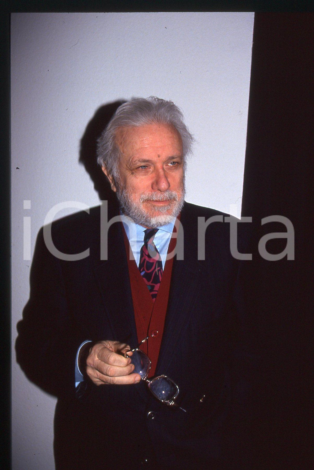 Luciano DE CRESCENZO - COSTUME - 1995 ca 35 mm vintage slide 105 Diapositiva d'epoca, in formato 35 mm.CONDIZIONI: GOODE' severamente vietata la riproduzione. Tutti i diritti sono riservati.ICharta mette in vendita, sul negozio eBay e in esclusiva sul sito "icharta" il proprio archivio composto da numerose diapositive e negativi fotografici d'epoca, tutti originali e autentici, che attraversano la storia del costume italiano tra gli la fine degli anni Sessanta e Novanta.Si tratta di uno sguardo inedito sull'attualità, la politica, la vita quotidiana, il gossip e la cultura, che fotografa il cambiamento della nazione in quest'ultimo scorcio del XX secolo. Un'occasione unica per il mercato del collezionismo, che vede finalmente disponibile un archivio eccezionale per vastità, tematiche e condizioni, in un settore (il negativo fotografico e la diapositiva) di assoluta novità e dalle interessanti prospettive di investimento.  GOOD/buono   originale e autentica 1