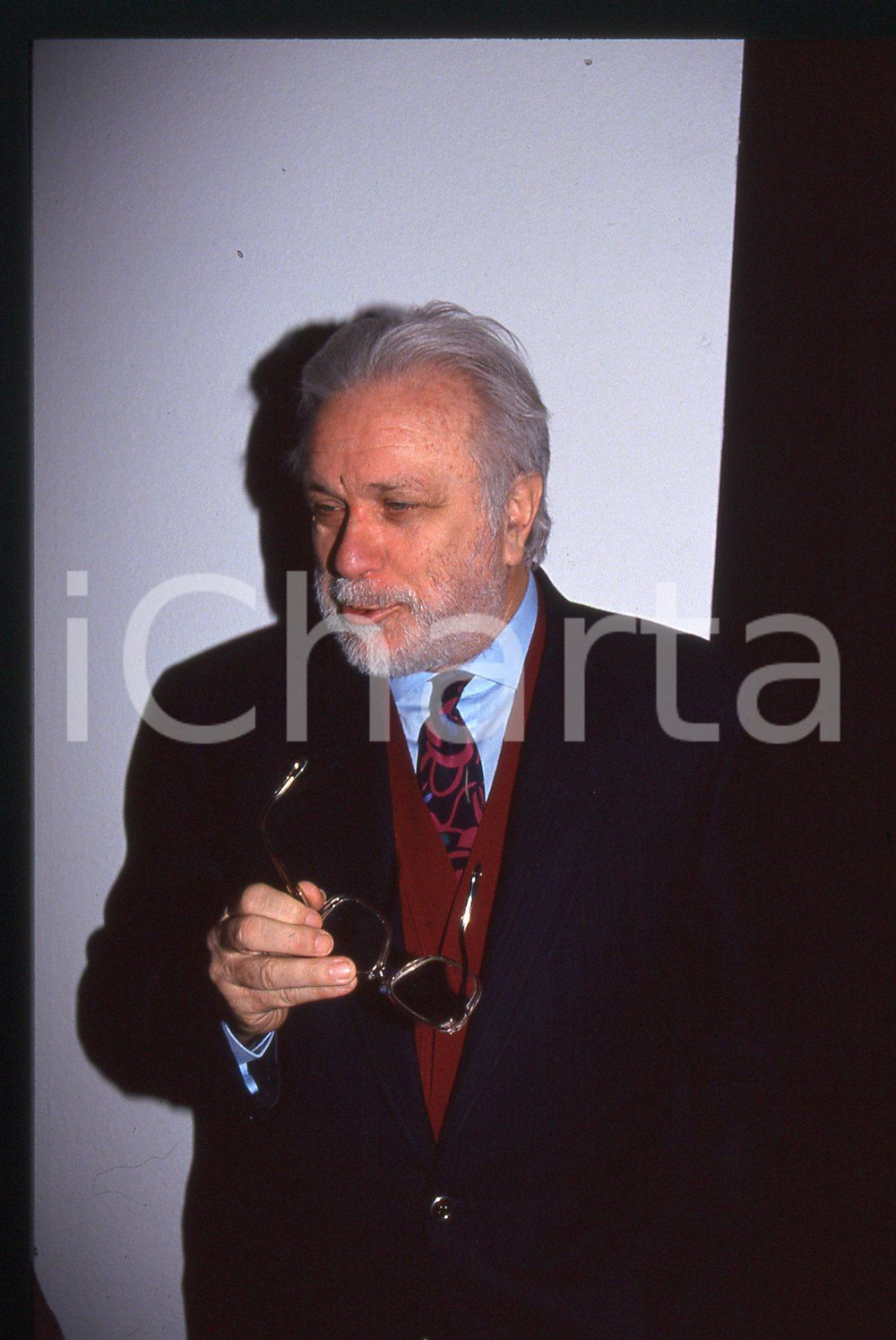 Luciano DE CRESCENZO - COSTUME - 1995 ca 35 mm vintage slide 106 Diapositiva d'epoca, in formato 35 mm.CONDIZIONI: GOODE' severamente vietata la riproduzione. Tutti i diritti sono riservati.ICharta mette in vendita, sul negozio eBay e in esclusiva sul sito "icharta" il proprio archivio composto da numerose diapositive e negativi fotografici d'epoca, tutti originali e autentici, che attraversano la storia del costume italiano tra gli la fine degli anni Sessanta e Novanta.Si tratta di uno sguardo inedito sull'attualità, la politica, la vita quotidiana, il gossip e la cultura, che fotografa il cambiamento della nazione in quest'ultimo scorcio del XX secolo. Un'occasione unica per il mercato del collezionismo, che vede finalmente disponibile un archivio eccezionale per vastità, tematiche e condizioni, in un settore (il negativo fotografico e la diapositiva) di assoluta novità e dalle interessanti prospettive di investimento.  GOOD/buono   originale e autentica 1