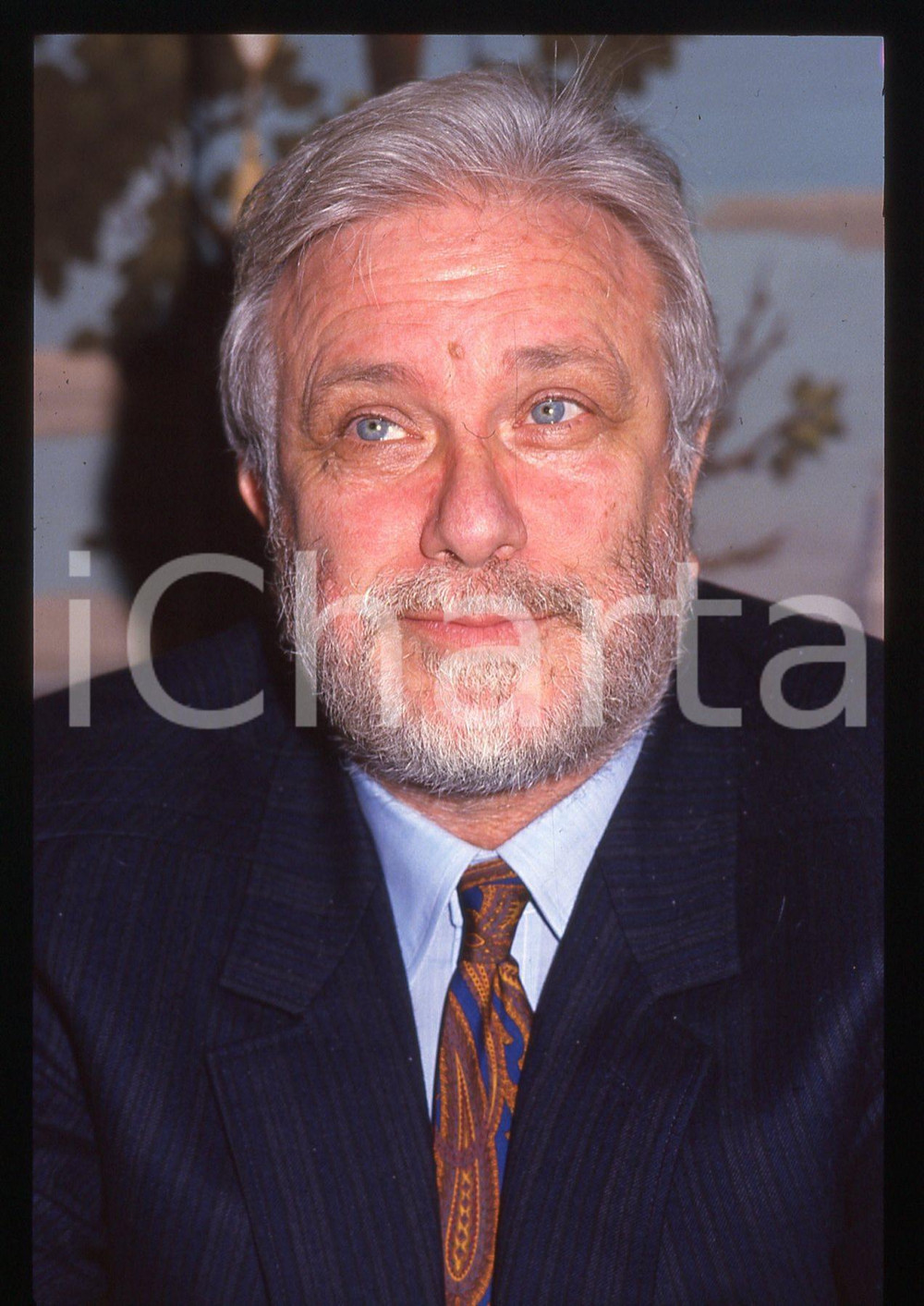 Luciano DE CRESCENZO - COSTUME - 1995 ca 35 mm vintage slide 108 Diapositiva d'epoca, in formato 35 mm.CONDIZIONI: GOODE' severamente vietata la riproduzione. Tutti i diritti sono riservati.ICharta mette in vendita, sul negozio eBay e in esclusiva sul sito "icharta" il proprio archivio composto da numerose diapositive e negativi fotografici d'epoca, tutti originali e autentici, che attraversano la storia del costume italiano tra gli la fine degli anni Sessanta e Novanta.Si tratta di uno sguardo inedito sull'attualità, la politica, la vita quotidiana, il gossip e la cultura, che fotografa il cambiamento della nazione in quest'ultimo scorcio del XX secolo. Un'occasione unica per il mercato del collezionismo, che vede finalmente disponibile un archivio eccezionale per vastità, tematiche e condizioni, in un settore (il negativo fotografico e la diapositiva) di assoluta novità e dalle interessanti prospettive di investimento.  GOOD/buono   originale e autentica 1