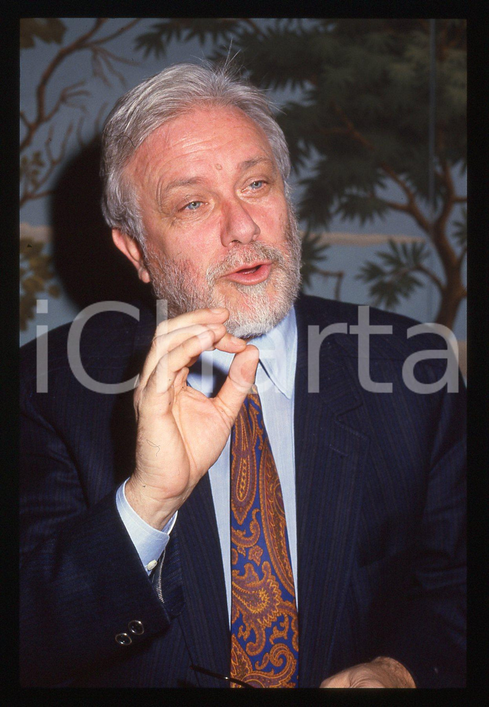 Luciano DE CRESCENZO - COSTUME - 1995 ca 35 mm vintage slide 109 Diapositiva d'epoca, in formato 35 mm.CONDIZIONI: GOODE' severamente vietata la riproduzione. Tutti i diritti sono riservati.ICharta mette in vendita, sul negozio eBay e in esclusiva sul sito "icharta" il proprio archivio composto da numerose diapositive e negativi fotografici d'epoca, tutti originali e autentici, che attraversano la storia del costume italiano tra gli la fine degli anni Sessanta e Novanta.Si tratta di uno sguardo inedito sull'attualità, la politica, la vita quotidiana, il gossip e la cultura, che fotografa il cambiamento della nazione in quest'ultimo scorcio del XX secolo. Un'occasione unica per il mercato del collezionismo, che vede finalmente disponibile un archivio eccezionale per vastità, tematiche e condizioni, in un settore (il negativo fotografico e la diapositiva) di assoluta novità e dalle interessanti prospettive di investimento.  GOOD/buono   originale e autentica 1