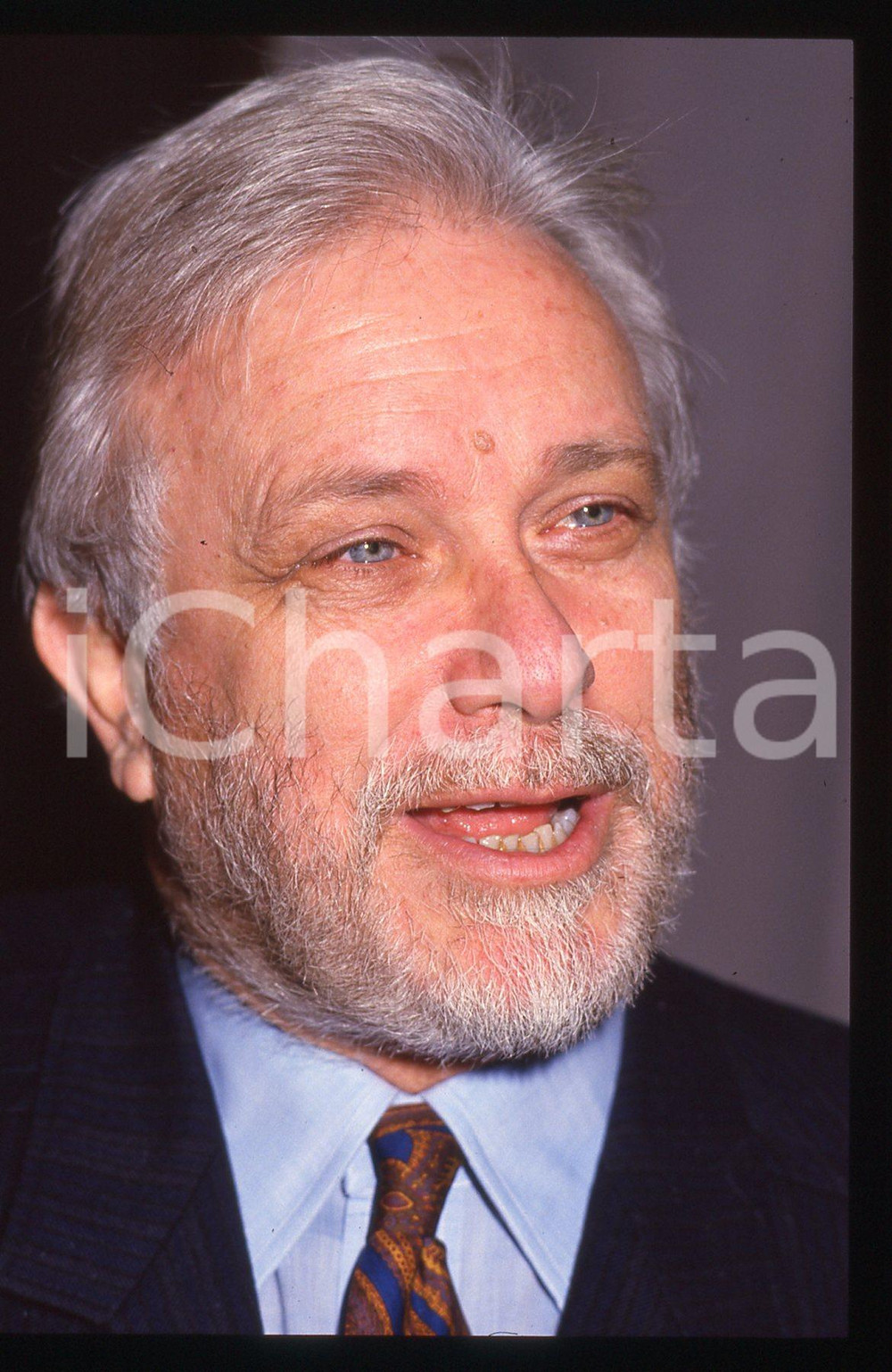 Luciano DE CRESCENZO - COSTUME - 1995 ca 35 mm vintage slide 110 Diapositiva d'epoca, in formato 35 mm.CONDIZIONI: GOODE' severamente vietata la riproduzione. Tutti i diritti sono riservati.ICharta mette in vendita, sul negozio eBay e in esclusiva sul sito "icharta" il proprio archivio composto da numerose diapositive e negativi fotografici d'epoca, tutti originali e autentici, che attraversano la storia del costume italiano tra gli la fine degli anni Sessanta e Novanta.Si tratta di uno sguardo inedito sull'attualità, la politica, la vita quotidiana, il gossip e la cultura, che fotografa il cambiamento della nazione in quest'ultimo scorcio del XX secolo. Un'occasione unica per il mercato del collezionismo, che vede finalmente disponibile un archivio eccezionale per vastità, tematiche e condizioni, in un settore (il negativo fotografico e la diapositiva) di assoluta novità e dalle interessanti prospettive di investimento.  GOOD/buono   originale e autentica 1