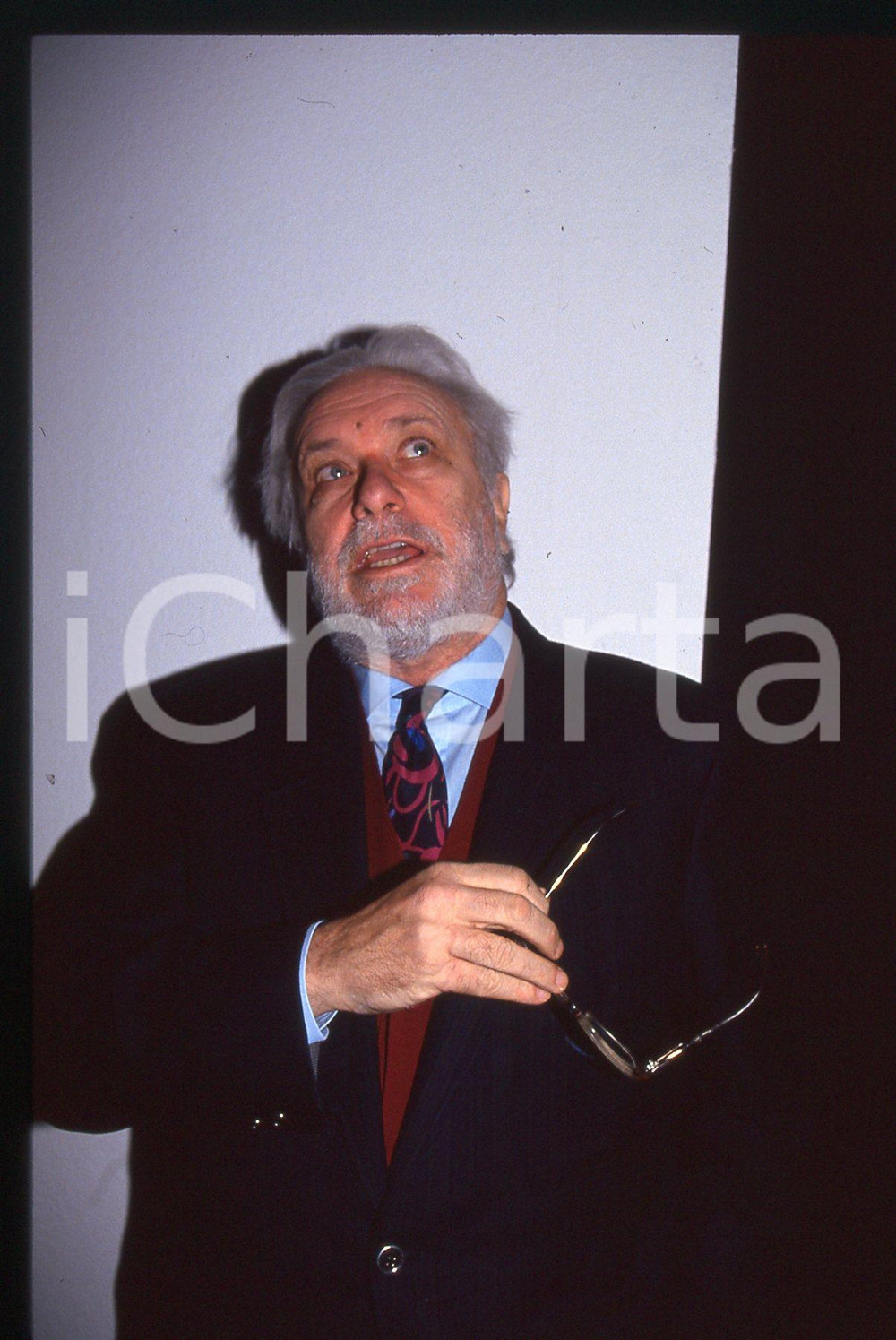 Luciano DE CRESCENZO - COSTUME - 1995 ca 35 mm vintage slide 111 Diapositiva d'epoca, in formato 35 mm.CONDIZIONI: GOODE' severamente vietata la riproduzione. Tutti i diritti sono riservati.ICharta mette in vendita, sul negozio eBay e in esclusiva sul sito "icharta" il proprio archivio composto da numerose diapositive e negativi fotografici d'epoca, tutti originali e autentici, che attraversano la storia del costume italiano tra gli la fine degli anni Sessanta e Novanta.Si tratta di uno sguardo inedito sull'attualità, la politica, la vita quotidiana, il gossip e la cultura, che fotografa il cambiamento della nazione in quest'ultimo scorcio del XX secolo. Un'occasione unica per il mercato del collezionismo, che vede finalmente disponibile un archivio eccezionale per vastità, tematiche e condizioni, in un settore (il negativo fotografico e la diapositiva) di assoluta novità e dalle interessanti prospettive di investimento.  GOOD/buono   originale e autentica 1