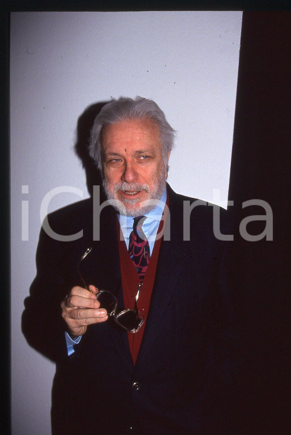 Luciano DE CRESCENZO - COSTUME - 1995 ca 35 mm vintage slide 112 Diapositiva d'epoca, in formato 35 mm.CONDIZIONI: GOODE' severamente vietata la riproduzione. Tutti i diritti sono riservati.ICharta mette in vendita, sul negozio eBay e in esclusiva sul sito "icharta" il proprio archivio composto da numerose diapositive e negativi fotografici d'epoca, tutti originali e autentici, che attraversano la storia del costume italiano tra gli la fine degli anni Sessanta e Novanta.Si tratta di uno sguardo inedito sull'attualità, la politica, la vita quotidiana, il gossip e la cultura, che fotografa il cambiamento della nazione in quest'ultimo scorcio del XX secolo. Un'occasione unica per il mercato del collezionismo, che vede finalmente disponibile un archivio eccezionale per vastità, tematiche e condizioni, in un settore (il negativo fotografico e la diapositiva) di assoluta novità e dalle interessanti prospettive di investimento.  GOOD/buono   originale e autentica 1