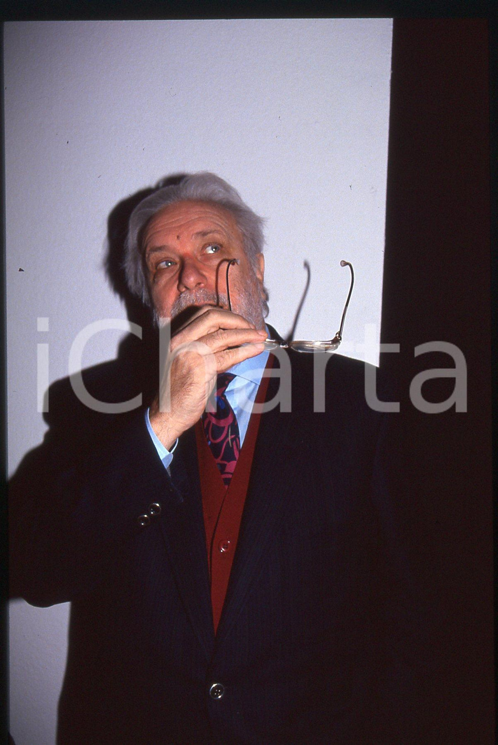 Luciano DE CRESCENZO - COSTUME - 1995 ca 35 mm vintage slide 113 Diapositiva d'epoca, in formato 35 mm.CONDIZIONI: GOODE' severamente vietata la riproduzione. Tutti i diritti sono riservati.ICharta mette in vendita, sul negozio eBay e in esclusiva sul sito "icharta" il proprio archivio composto da numerose diapositive e negativi fotografici d'epoca, tutti originali e autentici, che attraversano la storia del costume italiano tra gli la fine degli anni Sessanta e Novanta.Si tratta di uno sguardo inedito sull'attualità, la politica, la vita quotidiana, il gossip e la cultura, che fotografa il cambiamento della nazione in quest'ultimo scorcio del XX secolo. Un'occasione unica per il mercato del collezionismo, che vede finalmente disponibile un archivio eccezionale per vastità, tematiche e condizioni, in un settore (il negativo fotografico e la diapositiva) di assoluta novità e dalle interessanti prospettive di investimento.  GOOD/buono   originale e autentica 1