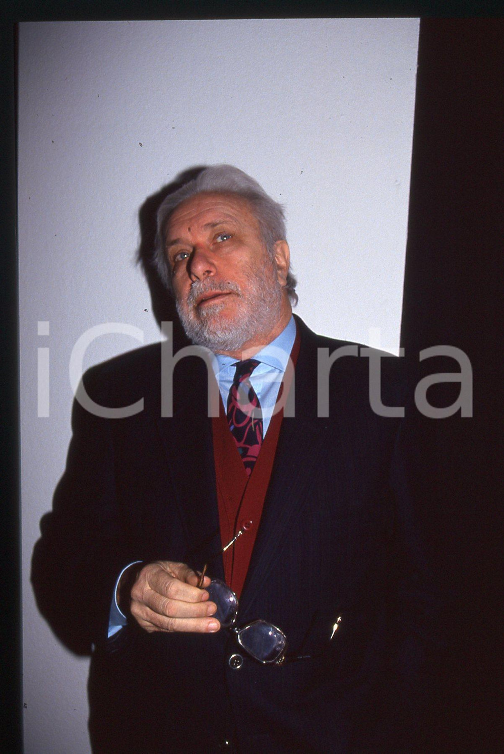 Luciano DE CRESCENZO - COSTUME - 1995 ca 35 mm vintage slide 114 Diapositiva d'epoca, in formato 35 mm.CONDIZIONI: GOODE' severamente vietata la riproduzione. Tutti i diritti sono riservati.Nella diapositiva ICharta mette in vendita, sul negozio eBay e in esclusiva sul sito "icharta" il proprio archivio composto da numerose diapositive e negativi fotografici d'epoca, tutti originali e autentici, che attraversano la storia del costume italiano tra gli la fine degli anni Sessanta e Novanta.Si tratta di uno sguardo inedito sull'attualit&agrave;, la politica, la vita quotidiana, il gossip e la cultura, che fotografa il cambiamento della nazione in quest'ultimo scorcio del XX secolo. Un'occasione unica per il mercato del collezionismo, che vede finalmente disponibile un archivio eccezionale per vastit&agrave;, tematiche e condizioni, in un settore (il negativo fotografico e la diapositiva) di assoluta novit&agrave; e dalle interessanti prospettive di investimento.  GOOD/buono   originale e autentica 1