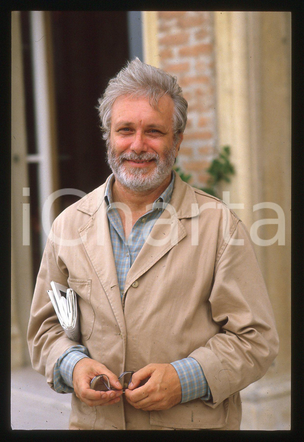 Luciano DE CRESCENZO - FESTIVAL CINEMA VENEZIA - 1990 ca 35 mm vintage slide 66 Diapositiva d'epoca, in formato 35 mm.CONDIZIONI: GOODE' severamente vietata la riproduzione. Tutti i diritti sono riservati.ICharta mette in vendita, sul negozio eBay e in esclusiva sul sito "icharta" il proprio archivio composto da numerose diapositive e negativi fotografici d'epoca, tutti originali e autentici, che attraversano la storia del costume italiano tra gli la fine degli anni Sessanta e Novanta.Si tratta di uno sguardo inedito sull'attualità, la politica, la vita quotidiana, il gossip e la cultura, che fotografa il cambiamento della nazione in quest'ultimo scorcio del XX secolo. Un'occasione unica per il mercato del collezionismo, che vede finalmente disponibile un archivio eccezionale per vastità, tematiche e condizioni, in un settore (il negativo fotografico e la diapositiva) di assoluta novità e dalle interessanti prospettive di investimento.  GOOD/buono   originale e autentica 1