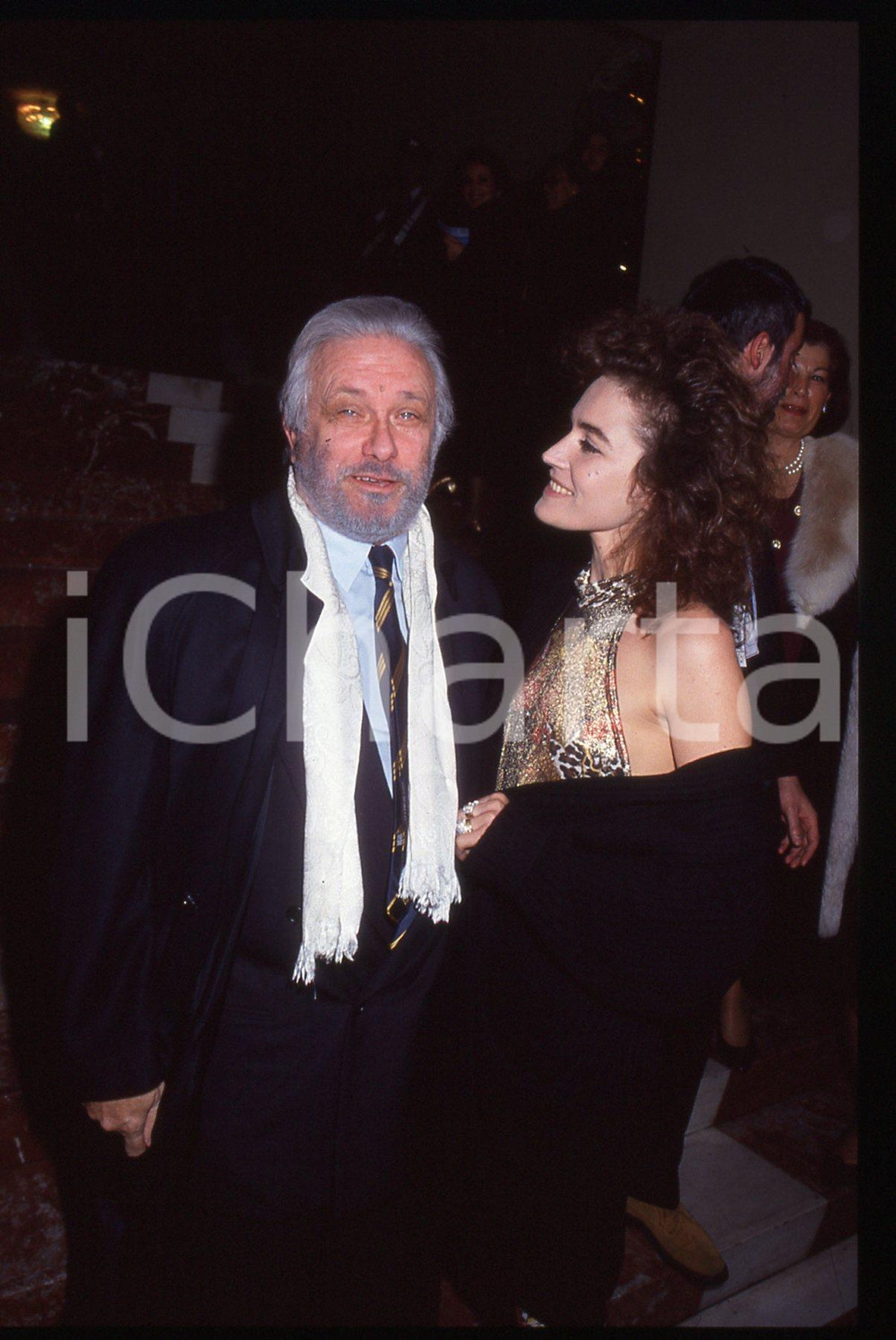 Luciano DE CRESCENZO e Lory DEL SANTO - COSTUME - 1990 ca 35 mm vintage slide 4 Diapositiva d'epoca, in formato 35 mm.CONDIZIONI: GOODE' severamente vietata la riproduzione. Tutti i diritti sono riservati.ICharta mette in vendita, sul negozio eBay e in esclusiva sul sito "icharta" il proprio archivio composto da numerose diapositive e negativi fotografici d'epoca, tutti originali e autentici, che attraversano la storia del costume italiano tra gli la fine degli anni Sessanta e Novanta.Si tratta di uno sguardo inedito sull'attualità, la politica, la vita quotidiana, il gossip e la cultura, che fotografa il cambiamento della nazione in quest'ultimo scorcio del XX secolo. Un'occasione unica per il mercato del collezionismo, che vede finalmente disponibile un archivio eccezionale per vastità, tematiche e condizioni, in un settore (il negativo fotografico e la diapositiva) di assoluta novità e dalle interessanti prospettive di investimento.  GOOD/buono   originale e autentica 1