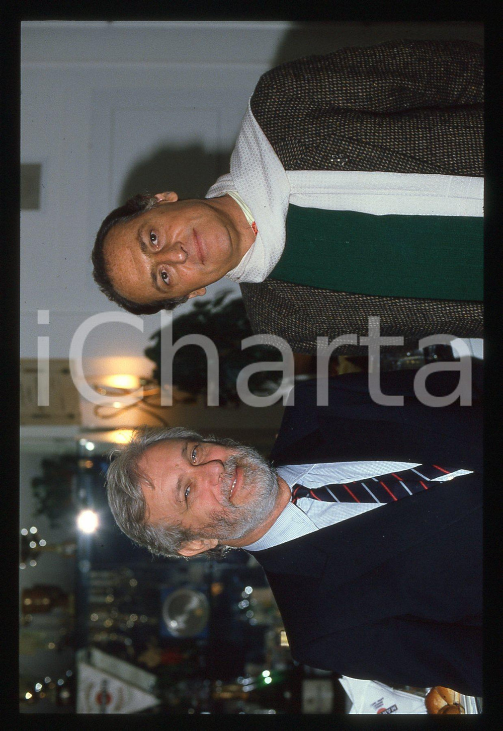 Luciano DE CRESCENZO e Renzo ARBORE - COSTUME - 1990 ca 35 mm vintage slide 4 Diapositiva d'epoca, in formato 35 mm.CONDIZIONI: GOODE' severamente vietata la riproduzione. Tutti i diritti sono riservati.ICharta mette in vendita, sul negozio eBay e in esclusiva sul sito "icharta" il proprio archivio composto da numerose diapositive e negativi fotografici d'epoca, tutti originali e autentici, che attraversano la storia del costume italiano tra gli la fine degli anni Sessanta e Novanta.Si tratta di uno sguardo inedito sull'attualità, la politica, la vita quotidiana, il gossip e la cultura, che fotografa il cambiamento della nazione in quest'ultimo scorcio del XX secolo. Un'occasione unica per il mercato del collezionismo, che vede finalmente disponibile un archivio eccezionale per vastità, tematiche e condizioni, in un settore (il negativo fotografico e la diapositiva) di assoluta novità e dalle interessanti prospettive di investimento.  GOOD/buono   originale e autentica 1