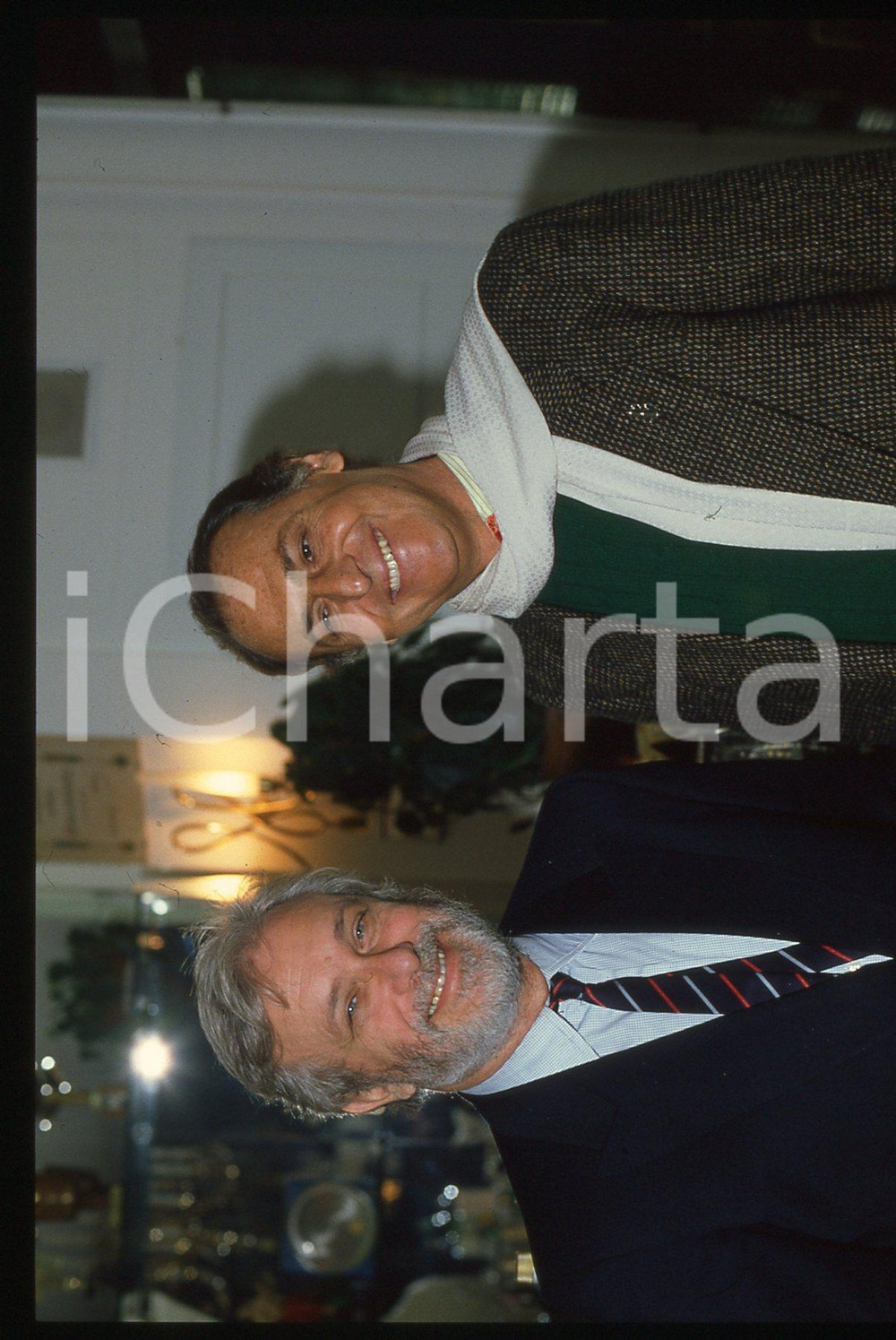 Luciano DE CRESCENZO e Renzo ARBORE - COSTUME - 1990 ca 35 mm vintage slide 5 Diapositiva d'epoca, in formato 35 mm.CONDIZIONI: GOODE' severamente vietata la riproduzione. Tutti i diritti sono riservati.ICharta mette in vendita, sul negozio eBay e in esclusiva sul sito "icharta" il proprio archivio composto da numerose diapositive e negativi fotografici d'epoca, tutti originali e autentici, che attraversano la storia del costume italiano tra gli la fine degli anni Sessanta e Novanta.Si tratta di uno sguardo inedito sull'attualità, la politica, la vita quotidiana, il gossip e la cultura, che fotografa il cambiamento della nazione in quest'ultimo scorcio del XX secolo. Un'occasione unica per il mercato del collezionismo, che vede finalmente disponibile un archivio eccezionale per vastità, tematiche e condizioni, in un settore (il negativo fotografico e la diapositiva) di assoluta novità e dalle interessanti prospettive di investimento.  GOOD/buono   originale e autentica 1