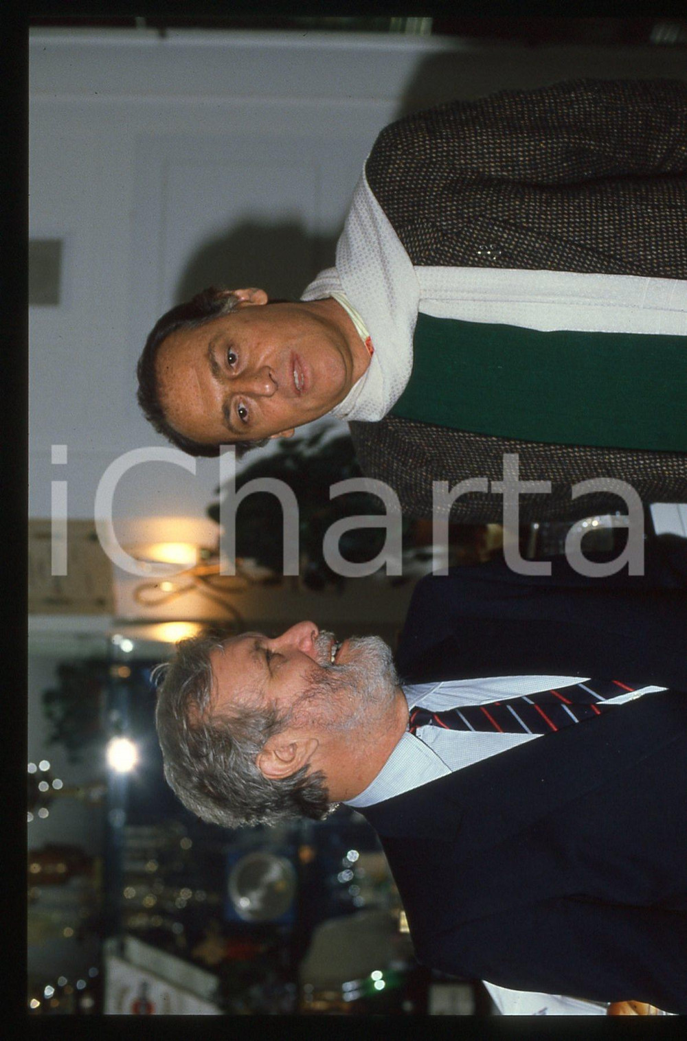 Luciano DE CRESCENZO e Renzo ARBORE - COSTUME - 1990 ca 35 mm vintage slide 6 Diapositiva d'epoca, in formato 35 mm.CONDIZIONI: GOODE' severamente vietata la riproduzione. Tutti i diritti sono riservati.ICharta mette in vendita, sul negozio eBay e in esclusiva sul sito "icharta" il proprio archivio composto da numerose diapositive e negativi fotografici d'epoca, tutti originali e autentici, che attraversano la storia del costume italiano tra gli la fine degli anni Sessanta e Novanta.Si tratta di uno sguardo inedito sull'attualità, la politica, la vita quotidiana, il gossip e la cultura, che fotografa il cambiamento della nazione in quest'ultimo scorcio del XX secolo. Un'occasione unica per il mercato del collezionismo, che vede finalmente disponibile un archivio eccezionale per vastità, tematiche e condizioni, in un settore (il negativo fotografico e la diapositiva) di assoluta novità e dalle interessanti prospettive di investimento.  GOOD/buono   originale e autentica 1