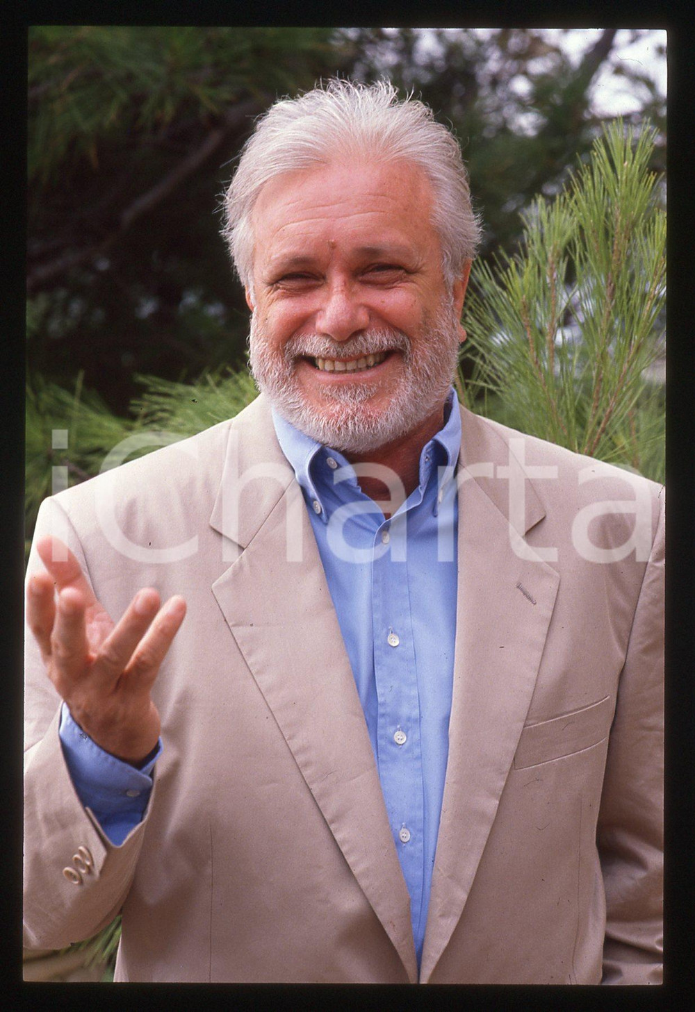Luciano DE CRESCENZO - FESTIVAL CINEMA VENEZIA - 1990 ca 35 mm vintage slide 68 Diapositiva d'epoca, in formato 35 mm.CONDIZIONI: GOODE' severamente vietata la riproduzione. Tutti i diritti sono riservati.ICharta mette in vendita, sul negozio eBay e in esclusiva sul sito "icharta" il proprio archivio composto da numerose diapositive e negativi fotografici d'epoca, tutti originali e autentici, che attraversano la storia del costume italiano tra gli la fine degli anni Sessanta e Novanta.Si tratta di uno sguardo inedito sull'attualità, la politica, la vita quotidiana, il gossip e la cultura, che fotografa il cambiamento della nazione in quest'ultimo scorcio del XX secolo. Un'occasione unica per il mercato del collezionismo, che vede finalmente disponibile un archivio eccezionale per vastità, tematiche e condizioni, in un settore (il negativo fotografico e la diapositiva) di assoluta novità e dalle interessanti prospettive di investimento.  GOOD/buono   originale e autentica 1
