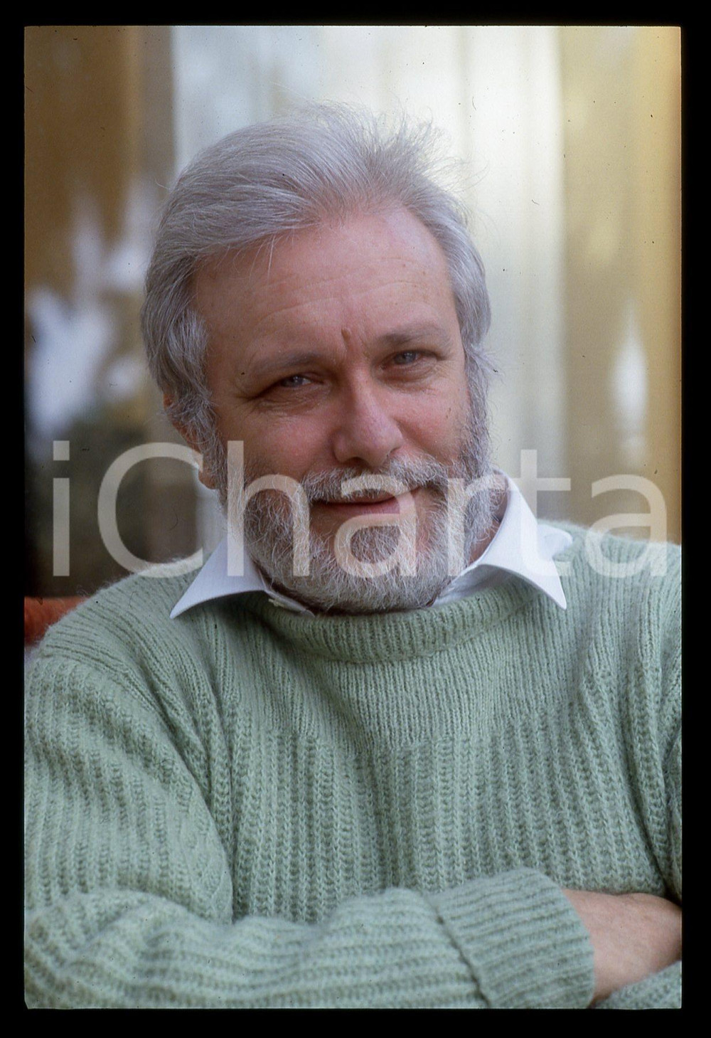 Luciano DE CRESCENZO - FESTIVAL CINEMA VENEZIA - 1990 ca 35 mm vintage slide 69 Diapositiva d'epoca, in formato 35 mm.CONDIZIONI: GOODE' severamente vietata la riproduzione. Tutti i diritti sono riservati.ICharta mette in vendita, sul negozio eBay e in esclusiva sul sito "icharta" il proprio archivio composto da numerose diapositive e negativi fotografici d'epoca, tutti originali e autentici, che attraversano la storia del costume italiano tra gli la fine degli anni Sessanta e Novanta.Si tratta di uno sguardo inedito sull'attualità, la politica, la vita quotidiana, il gossip e la cultura, che fotografa il cambiamento della nazione in quest'ultimo scorcio del XX secolo. Un'occasione unica per il mercato del collezionismo, che vede finalmente disponibile un archivio eccezionale per vastità, tematiche e condizioni, in un settore (il negativo fotografico e la diapositiva) di assoluta novità e dalle interessanti prospettive di investimento.  GOOD/buono   originale e autentica 1
