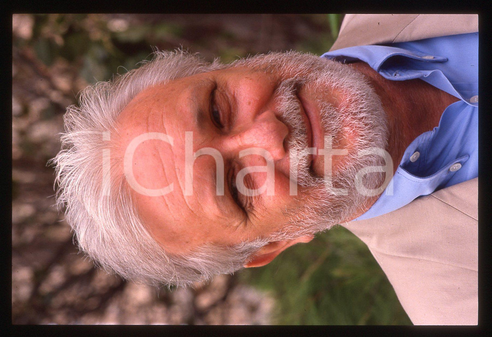 Luciano DE CRESCENZO - FESTIVAL CINEMA VENEZIA - 1990 ca 35 mm vintage slide 70 Diapositiva d'epoca, in formato 35 mm.CONDIZIONI: GOODE' severamente vietata la riproduzione. Tutti i diritti sono riservati.ICharta mette in vendita, sul negozio eBay e in esclusiva sul sito "icharta" il proprio archivio composto da numerose diapositive e negativi fotografici d'epoca, tutti originali e autentici, che attraversano la storia del costume italiano tra gli la fine degli anni Sessanta e Novanta.Si tratta di uno sguardo inedito sull'attualità, la politica, la vita quotidiana, il gossip e la cultura, che fotografa il cambiamento della nazione in quest'ultimo scorcio del XX secolo. Un'occasione unica per il mercato del collezionismo, che vede finalmente disponibile un archivio eccezionale per vastità, tematiche e condizioni, in un settore (il negativo fotografico e la diapositiva) di assoluta novità e dalle interessanti prospettive di investimento.  GOOD/buono   originale e autentica 1