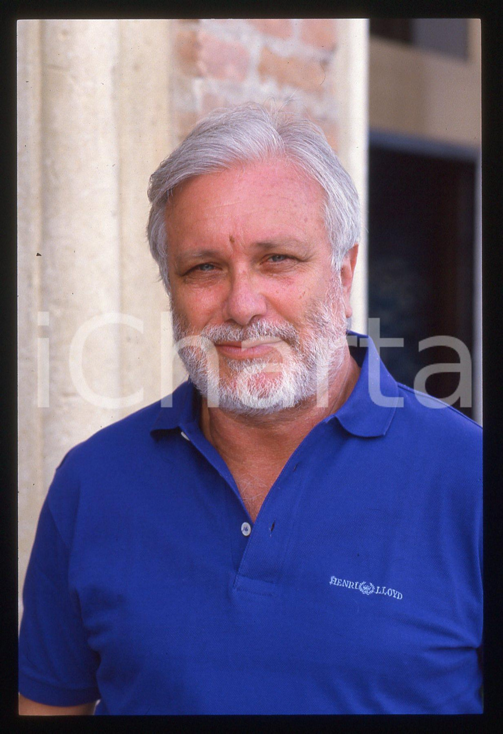 Luciano DE CRESCENZO - FESTIVAL CINEMA VENEZIA - 1990 ca 35 mm vintage slide 71 Diapositiva d'epoca, in formato 35 mm.CONDIZIONI: GOODE' severamente vietata la riproduzione. Tutti i diritti sono riservati.ICharta mette in vendita, sul negozio eBay e in esclusiva sul sito "icharta" il proprio archivio composto da numerose diapositive e negativi fotografici d'epoca, tutti originali e autentici, che attraversano la storia del costume italiano tra gli la fine degli anni Sessanta e Novanta.Si tratta di uno sguardo inedito sull'attualità, la politica, la vita quotidiana, il gossip e la cultura, che fotografa il cambiamento della nazione in quest'ultimo scorcio del XX secolo. Un'occasione unica per il mercato del collezionismo, che vede finalmente disponibile un archivio eccezionale per vastità, tematiche e condizioni, in un settore (il negativo fotografico e la diapositiva) di assoluta novità e dalle interessanti prospettive di investimento.  GOOD/buono   originale e autentica 1