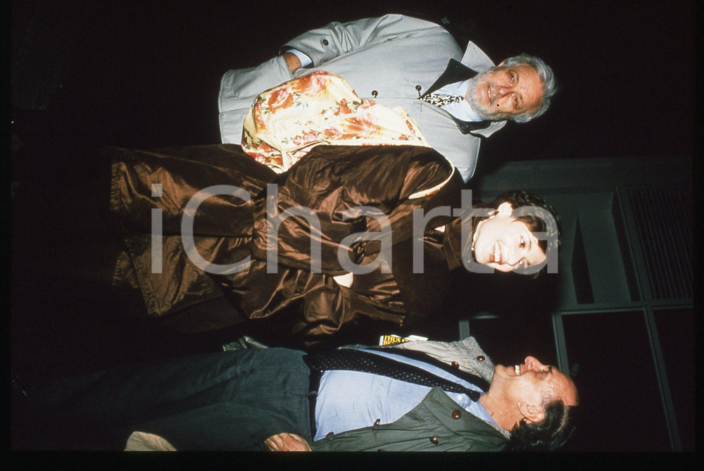 Luciano DE CRESCENZO Isabella ROSSELLINI - VENEZIA 1990 ca 35 mm vintage slide 3 Diapositiva d'epoca, in formato 35 mm.CONDIZIONI: GOODE' severamente vietata la riproduzione. Tutti i diritti sono riservati.ICharta mette in vendita, sul negozio eBay e in esclusiva sul sito "icharta" il proprio archivio composto da numerose diapositive e negativi fotografici d'epoca, tutti originali e autentici, che attraversano la storia del costume italiano tra gli la fine degli anni Sessanta e Novanta.Si tratta di uno sguardo inedito sull'attualità, la politica, la vita quotidiana, il gossip e la cultura, che fotografa il cambiamento della nazione in quest'ultimo scorcio del XX secolo. Un'occasione unica per il mercato del collezionismo, che vede finalmente disponibile un archivio eccezionale per vastità, tematiche e condizioni, in un settore (il negativo fotografico e la diapositiva) di assoluta novità e dalle interessanti prospettive di investimento.  GOOD/buono   originale e autentica 1