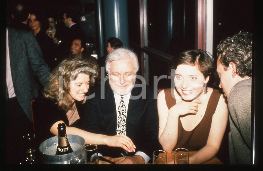 Luciano DE CRESCENZO Isabella ROSSELLINI - VENEZIA 1990 ca 35 mm vintage slide 4 Diapositiva d'epoca, in formato 35 mm.CONDIZIONI: GOODE' severamente vietata la riproduzione. Tutti i diritti sono riservati.ICharta mette in vendita, sul negozio eBay e in esclusiva sul sito "icharta" il proprio archivio composto da numerose diapositive e negativi fotografici d'epoca, tutti originali e autentici, che attraversano la storia del costume italiano tra gli la fine degli anni Sessanta e Novanta.Si tratta di uno sguardo inedito sull'attualità, la politica, la vita quotidiana, il gossip e la cultura, che fotografa il cambiamento della nazione in quest'ultimo scorcio del XX secolo. Un'occasione unica per il mercato del collezionismo, che vede finalmente disponibile un archivio eccezionale per vastità, tematiche e condizioni, in un settore (il negativo fotografico e la diapositiva) di assoluta novità e dalle interessanti prospettive di investimento.  GOOD/buono   originale e autentica 1