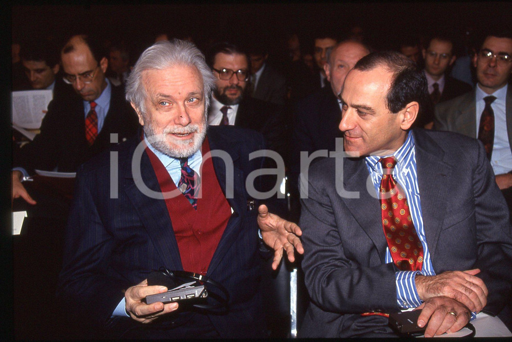 Luciano DE CRESCENZO - COSTUME - 1995 ca 35 mm vintage slide 119 Diapositiva d'epoca, in formato 35 mm.CONDIZIONI: GOODE' severamente vietata la riproduzione. Tutti i diritti sono riservati.ICharta mette in vendita, sul negozio eBay e in esclusiva sul sito "icharta" il proprio archivio composto da numerose diapositive e negativi fotografici d'epoca, tutti originali e autentici, che attraversano la storia del costume italiano tra gli la fine degli anni Sessanta e Novanta.Si tratta di uno sguardo inedito sull'attualità, la politica, la vita quotidiana, il gossip e la cultura, che fotografa il cambiamento della nazione in quest'ultimo scorcio del XX secolo. Un'occasione unica per il mercato del collezionismo, che vede finalmente disponibile un archivio eccezionale per vastità, tematiche e condizioni, in un settore (il negativo fotografico e la diapositiva) di assoluta novità e dalle interessanti prospettive di investimento.  GOOD/buono   originale e autentica 1