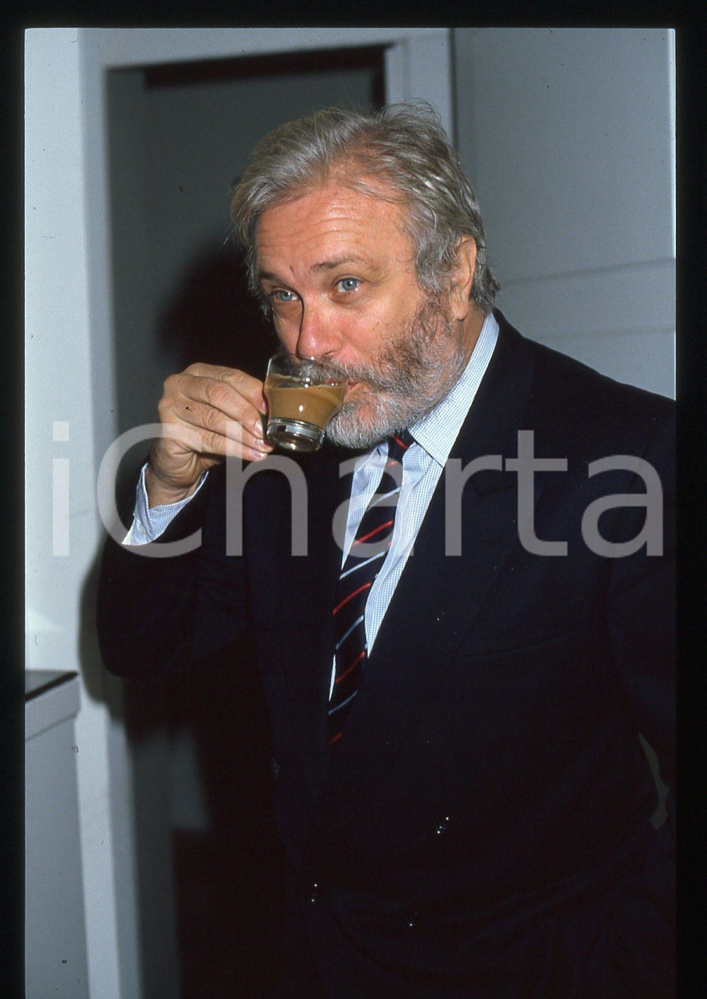 Luciano DE CRESCENZO beve un caffè - 1995 ca 35 mm vintage slide 120 Diapositiva d'epoca, in formato 35 mm.CONDIZIONI: GOODE' severamente vietata la riproduzione. Tutti i diritti sono riservati.ICharta mette in vendita, sul negozio eBay e in esclusiva sul sito "icharta" il proprio archivio composto da numerose diapositive e negativi fotografici d'epoca, tutti originali e autentici, che attraversano la storia del costume italiano tra gli la fine degli anni Sessanta e Novanta.Si tratta di uno sguardo inedito sull'attualità, la politica, la vita quotidiana, il gossip e la cultura, che fotografa il cambiamento della nazione in quest'ultimo scorcio del XX secolo. Un'occasione unica per il mercato del collezionismo, che vede finalmente disponibile un archivio eccezionale per vastità, tematiche e condizioni, in un settore (il negativo fotografico e la diapositiva) di assoluta novità e dalle interessanti prospettive di investimento.  GOOD/buono   originale e autentica 1