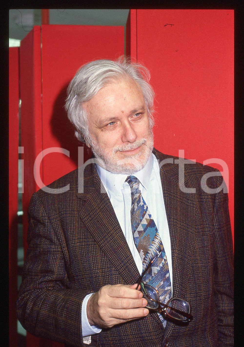 Luciano DE CRESCENZO - COSTUME - 1995 ca 35 mm vintage slide 121 Diapositiva d'epoca, in formato 35 mm.CONDIZIONI: GOODE' severamente vietata la riproduzione. Tutti i diritti sono riservati.ICharta mette in vendita, sul negozio eBay e in esclusiva sul sito "icharta" il proprio archivio composto da numerose diapositive e negativi fotografici d'epoca, tutti originali e autentici, che attraversano la storia del costume italiano tra gli la fine degli anni Sessanta e Novanta.Si tratta di uno sguardo inedito sull'attualità, la politica, la vita quotidiana, il gossip e la cultura, che fotografa il cambiamento della nazione in quest'ultimo scorcio del XX secolo. Un'occasione unica per il mercato del collezionismo, che vede finalmente disponibile un archivio eccezionale per vastità, tematiche e condizioni, in un settore (il negativo fotografico e la diapositiva) di assoluta novità e dalle interessanti prospettive di investimento.  GOOD/buono   originale e autentica 1