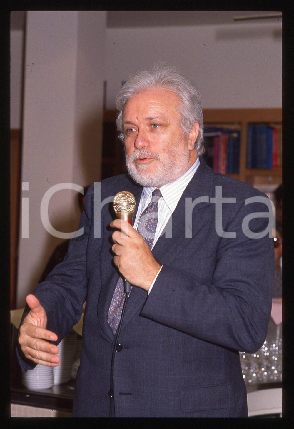 Luciano DE CRESCENZO - COSTUME - 1995 ca 35 mm vintage slide 122 Diapositiva d'epoca, in formato 35 mm.CONDIZIONI: GOODE' severamente vietata la riproduzione. Tutti i diritti sono riservati.ICharta mette in vendita, sul negozio eBay e in esclusiva sul sito "icharta" il proprio archivio composto da numerose diapositive e negativi fotografici d'epoca, tutti originali e autentici, che attraversano la storia del costume italiano tra gli la fine degli anni Sessanta e Novanta.Si tratta di uno sguardo inedito sull'attualità, la politica, la vita quotidiana, il gossip e la cultura, che fotografa il cambiamento della nazione in quest'ultimo scorcio del XX secolo. Un'occasione unica per il mercato del collezionismo, che vede finalmente disponibile un archivio eccezionale per vastità, tematiche e condizioni, in un settore (il negativo fotografico e la diapositiva) di assoluta novità e dalle interessanti prospettive di investimento.  GOOD/buono   originale e autentica 1