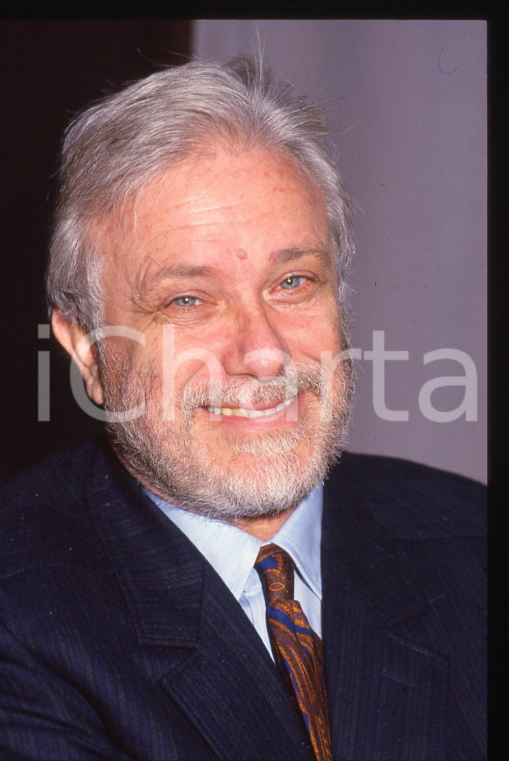 Luciano DE CRESCENZO - COSTUME - 1995 ca 35 mm vintage slide 123 Diapositiva d'epoca, in formato 35 mm.CONDIZIONI: GOODE' severamente vietata la riproduzione. Tutti i diritti sono riservati.Nella diapositiva ICharta mette in vendita, sul negozio eBay e in esclusiva sul sito "icharta" il proprio archivio composto da numerose diapositive e negativi fotografici d'epoca, tutti originali e autentici, che attraversano la storia del costume italiano tra gli la fine degli anni Sessanta e Novanta.Si tratta di uno sguardo inedito sull'attualit&agrave;, la politica, la vita quotidiana, il gossip e la cultura, che fotografa il cambiamento della nazione in quest'ultimo scorcio del XX secolo. Un'occasione unica per il mercato del collezionismo, che vede finalmente disponibile un archivio eccezionale per vastit&agrave;, tematiche e condizioni, in un settore (il negativo fotografico e la diapositiva) di assoluta novit&agrave; e dalle interessanti prospettive di investimento.  GOOD/buono   originale e autentica 1