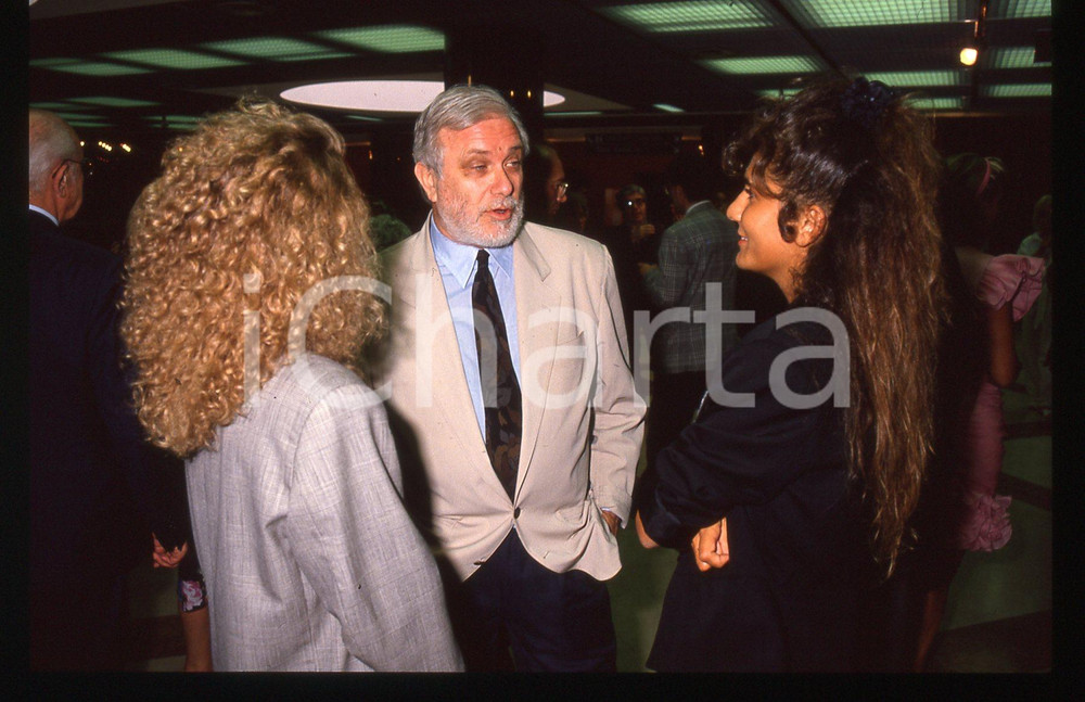 Luciano DE CRESCENZO e Sandra BONO - COSTUME - 1990 ca 35 mm vintage slide 13 Diapositiva d'epoca, in formato 35 mm.CONDIZIONI: GOODE' severamente vietata la riproduzione. Tutti i diritti sono riservati. ICharta mette in vendita, sul negozio eBay e in esclusiva sul sito "icharta" il proprio archivio composto da numerose diapositive e negativi fotografici d'epoca, tutti originali e autentici, che attraversano la storia del costume italiano tra gli la fine degli anni Sessanta e Novanta.Si tratta di uno sguardo inedito sull'attualità, la politica, la vita quotidiana, il gossip e la cultura, che fotografa il cambiamento della nazione in quest'ultimo scorcio del XX secolo. Un'occasione unica per il mercato del collezionismo, che vede finalmente disponibile un archivio eccezionale per vastità, tematiche e condizioni, in un settore (il negativo fotografico e la diapositiva) di assoluta novità e dalle interessanti prospettive di investimento.  GOOD/buono   originale e autentica 1