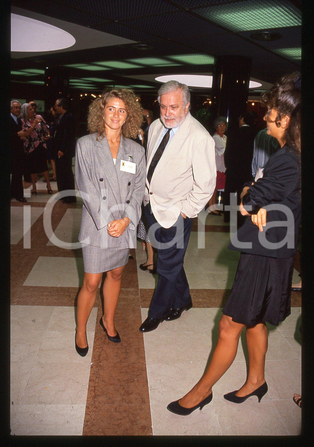 Luciano DE CRESCENZO e Sandra BONO - COSTUME - 1990 ca 35 mm vintage slide 12 Diapositiva d'epoca, in formato 35 mm.CONDIZIONI: GOODE' severamente vietata la riproduzione. Tutti i diritti sono riservati.ICharta mette in vendita, sul negozio eBay e in esclusiva sul sito "icharta" il proprio archivio composto da numerose diapositive e negativi fotografici d'epoca, tutti originali e autentici, che attraversano la storia del costume italiano tra gli la fine degli anni Sessanta e Novanta.Si tratta di uno sguardo inedito sull'attualità, la politica, la vita quotidiana, il gossip e la cultura, che fotografa il cambiamento della nazione in quest'ultimo scorcio del XX secolo. Un'occasione unica per il mercato del collezionismo, che vede finalmente disponibile un archivio eccezionale per vastità, tematiche e condizioni, in un settore (il negativo fotografico e la diapositiva) di assoluta novità e dalle interessanti prospettive di investimento.  GOOD/buono   originale e autentica 1