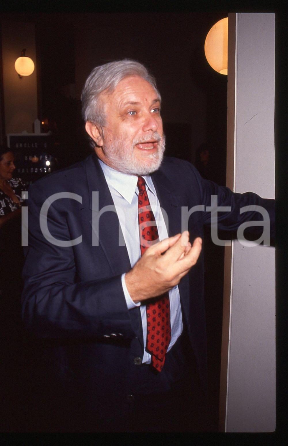 Luciano DE CRESCENZO - COSTUME - 1995 ca 35 mm vintage slide 124 Diapositiva d'epoca, in formato 35 mm.CONDIZIONI: GOODE' severamente vietata la riproduzione. Tutti i diritti sono riservati.ICharta mette in vendita, sul negozio eBay e in esclusiva sul sito "icharta" il proprio archivio composto da numerose diapositive e negativi fotografici d'epoca, tutti originali e autentici, che attraversano la storia del costume italiano tra gli la fine degli anni Sessanta e Novanta.Si tratta di uno sguardo inedito sull'attualità, la politica, la vita quotidiana, il gossip e la cultura, che fotografa il cambiamento della nazione in quest'ultimo scorcio del XX secolo. Un'occasione unica per il mercato del collezionismo, che vede finalmente disponibile un archivio eccezionale per vastità, tematiche e condizioni, in un settore (il negativo fotografico e la diapositiva) di assoluta novità e dalle interessanti prospettive di investimento.  GOOD/buono   originale e autentica 1