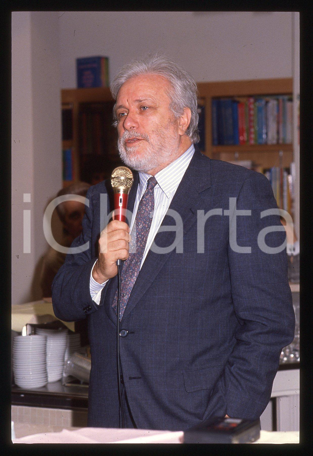 Luciano DE CRESCENZO - COSTUME - 1995 ca 35 mm vintage slide 126 Diapositiva d'epoca, in formato 35 mm.CONDIZIONI: GOODE' severamente vietata la riproduzione. Tutti i diritti sono riservati.ICharta mette in vendita, sul negozio eBay e in esclusiva sul sito "icharta" il proprio archivio composto da numerose diapositive e negativi fotografici d'epoca, tutti originali e autentici, che attraversano la storia del costume italiano tra gli la fine degli anni Sessanta e Novanta.Si tratta di uno sguardo inedito sull'attualità, la politica, la vita quotidiana, il gossip e la cultura, che fotografa il cambiamento della nazione in quest'ultimo scorcio del XX secolo. Un'occasione unica per il mercato del collezionismo, che vede finalmente disponibile un archivio eccezionale per vastità, tematiche e condizioni, in un settore (il negativo fotografico e la diapositiva) di assoluta novità e dalle interessanti prospettive di investimento.  GOOD/buono   originale e autentica 1