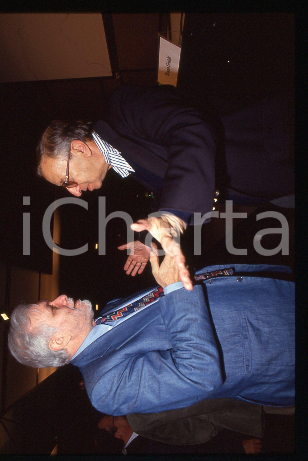 Luciano DE CRESCENZO Beniamino PLACIDO - 1995 ca 35 mm vintage slide 127 Diapositiva d'epoca, in formato 35 mm.CONDIZIONI: GOODE' severamente vietata la riproduzione. Tutti i diritti sono riservati.ICharta mette in vendita, sul negozio eBay e in esclusiva sul sito "icharta" il proprio archivio composto da numerose diapositive e negativi fotografici d'epoca, tutti originali e autentici, che attraversano la storia del costume italiano tra gli la fine degli anni Sessanta e Novanta.Si tratta di uno sguardo inedito sull'attualità, la politica, la vita quotidiana, il gossip e la cultura, che fotografa il cambiamento della nazione in quest'ultimo scorcio del XX secolo. Un'occasione unica per il mercato del collezionismo, che vede finalmente disponibile un archivio eccezionale per vastità, tematiche e condizioni, in un settore (il negativo fotografico e la diapositiva) di assoluta novità e dalle interessanti prospettive di investimento.  GOOD/buono   originale e autentica 1
