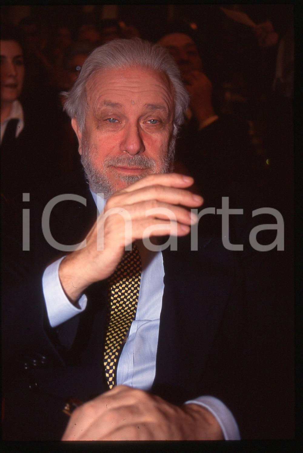 Luciano DE CRESCENZO - COSTUME - 1995 ca 35 mm vintage slide 129 Diapositiva d'epoca, in formato 35 mm.CONDIZIONI: GOODE' severamente vietata la riproduzione. Tutti i diritti sono riservati.ICharta mette in vendita, sul negozio eBay e in esclusiva sul sito "icharta" il proprio archivio composto da numerose diapositive e negativi fotografici d'epoca, tutti originali e autentici, che attraversano la storia del costume italiano tra gli la fine degli anni Sessanta e Novanta.Si tratta di uno sguardo inedito sull'attualità, la politica, la vita quotidiana, il gossip e la cultura, che fotografa il cambiamento della nazione in quest'ultimo scorcio del XX secolo. Un'occasione unica per il mercato del collezionismo, che vede finalmente disponibile un archivio eccezionale per vastità, tematiche e condizioni, in un settore (il negativo fotografico e la diapositiva) di assoluta novità e dalle interessanti prospettive di investimento.  GOOD/buono   originale e autentica 1