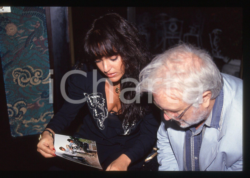Luciano DE CRESCENZO e Alessandra MONTI - VENEZIA 1990 ca 35 mm vintage slide 20 Diapositiva d'epoca, in formato 35 mm.CONDIZIONI: GOODE' severamente vietata la riproduzione. Tutti i diritti sono riservati.ICharta mette in vendita, sul negozio eBay e in esclusiva sul sito "icharta" il proprio archivio composto da numerose diapositive e negativi fotografici d'epoca, tutti originali e autentici, che attraversano la storia del costume italiano tra gli la fine degli anni Sessanta e Novanta.Si tratta di uno sguardo inedito sull'attualità, la politica, la vita quotidiana, il gossip e la cultura, che fotografa il cambiamento della nazione in quest'ultimo scorcio del XX secolo. Un'occasione unica per il mercato del collezionismo, che vede finalmente disponibile un archivio eccezionale per vastità, tematiche e condizioni, in un settore (il negativo fotografico e la diapositiva) di assoluta novità e dalle interessanti prospettive di investimento.  GOOD/buono   originale e autentica 1