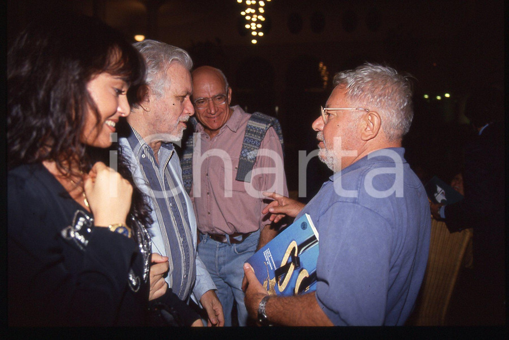 Paolo VILLAGGIO e Luciano DE CRESCENZO - VENEZIA 1990 ca 35 mm vintage slide 2 Diapositiva d'epoca, in formato 35 mm.CONDIZIONI: GOODE' severamente vietata la riproduzione. Tutti i diritti sono riservati.ICharta mette in vendita, sul negozio eBay e in esclusiva sul sito "icharta" il proprio archivio composto da numerose diapositive e negativi fotografici d'epoca, tutti originali e autentici, che attraversano la storia del costume italiano tra gli la fine degli anni Sessanta e Novanta.Si tratta di uno sguardo inedito sull'attualità, la politica, la vita quotidiana, il gossip e la cultura, che fotografa il cambiamento della nazione in quest'ultimo scorcio del XX secolo. Un'occasione unica per il mercato del collezionismo, che vede finalmente disponibile un archivio eccezionale per vastità, tematiche e condizioni, in un settore (il negativo fotografico e la diapositiva) di assoluta novità e dalle interessanti prospettive di investimento.  GOOD/buono   originale e autentica 1