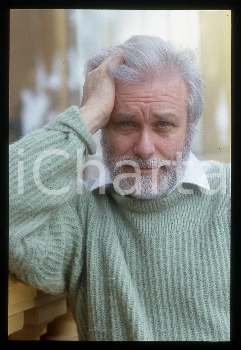 Luciano DE CRESCENZO - FESTIVAL CINEMA VENEZIA - 1990 ca 35 mm vintage slide 72 Diapositiva d'epoca, in formato 35 mm.CONDIZIONI: GOODE' severamente vietata la riproduzione. Tutti i diritti sono riservati.ICharta mette in vendita, sul negozio eBay e in esclusiva sul sito "icharta" il proprio archivio composto da numerose diapositive e negativi fotografici d'epoca, tutti originali e autentici, che attraversano la storia del costume italiano tra gli la fine degli anni Sessanta e Novanta.Si tratta di uno sguardo inedito sull'attualità, la politica, la vita quotidiana, il gossip e la cultura, che fotografa il cambiamento della nazione in quest'ultimo scorcio del XX secolo. Un'occasione unica per il mercato del collezionismo, che vede finalmente disponibile un archivio eccezionale per vastità, tematiche e condizioni, in un settore (il negativo fotografico e la diapositiva) di assoluta novità e dalle interessanti prospettive di investimento.  GOOD/buono   originale e autentica 1