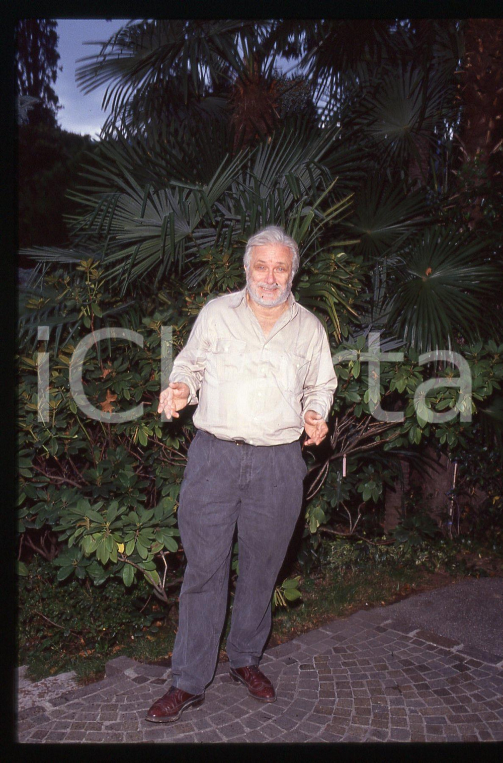 Luciano DE CRESCENZO - FESTIVAL CINEMA VENEZIA - 1990 ca 35 mm vintage slide 73 Diapositiva d'epoca, in formato 35 mm.CONDIZIONI: GOODE' severamente vietata la riproduzione. Tutti i diritti sono riservati.Nella diapositiva ICharta mette in vendita, sul negozio eBay e in esclusiva sul sito "icharta" il proprio archivio composto da numerose diapositive e negativi fotografici d'epoca, tutti originali e autentici, che attraversano la storia del costume italiano tra gli la fine degli anni Sessanta e Novanta.Si tratta di uno sguardo inedito sull'attualit&agrave;, la politica, la vita quotidiana, il gossip e la cultura, che fotografa il cambiamento della nazione in quest'ultimo scorcio del XX secolo. Un'occasione unica per il mercato del collezionismo, che vede finalmente disponibile un archivio eccezionale per vastit&agrave;, tematiche e condizioni, in un settore (il negativo fotografico e la diapositiva) di assoluta novit&agrave; e dalle interessanti prospettive di investimento.  GOOD/buono   originale e autentica 1