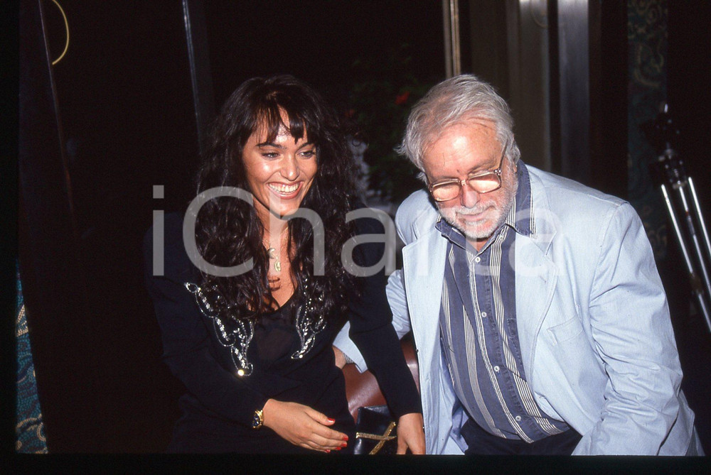 Luciano DE CRESCENZO e Alessandra MONTI - VENEZIA 1990 ca 35 mm vintage slide 21 Diapositiva d'epoca, in formato 35 mm.CONDIZIONI: GOODE' severamente vietata la riproduzione. Tutti i diritti sono riservati.ICharta mette in vendita, sul negozio eBay e in esclusiva sul sito "icharta" il proprio archivio composto da numerose diapositive e negativi fotografici d'epoca, tutti originali e autentici, che attraversano la storia del costume italiano tra gli la fine degli anni Sessanta e Novanta.Si tratta di uno sguardo inedito sull'attualità, la politica, la vita quotidiana, il gossip e la cultura, che fotografa il cambiamento della nazione in quest'ultimo scorcio del XX secolo. Un'occasione unica per il mercato del collezionismo, che vede finalmente disponibile un archivio eccezionale per vastità, tematiche e condizioni, in un settore (il negativo fotografico e la diapositiva) di assoluta novità e dalle interessanti prospettive di investimento.  GOOD/buono   originale e autentica 1