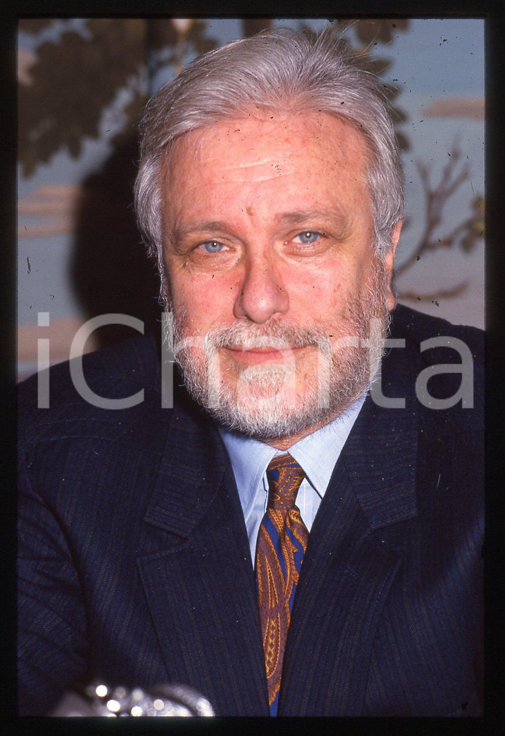 Luciano DE CRESCENZO - COSTUME - 1995 ca 35 mm vintage slide 130 Diapositiva d'epoca, in formato 35 mm.CONDIZIONI: GOODE' severamente vietata la riproduzione. Tutti i diritti sono riservati.ICharta mette in vendita, sul negozio eBay e in esclusiva sul sito "icharta" il proprio archivio composto da numerose diapositive e negativi fotografici d'epoca, tutti originali e autentici, che attraversano la storia del costume italiano tra gli la fine degli anni Sessanta e Novanta.Si tratta di uno sguardo inedito sull'attualità, la politica, la vita quotidiana, il gossip e la cultura, che fotografa il cambiamento della nazione in quest'ultimo scorcio del XX secolo. Un'occasione unica per il mercato del collezionismo, che vede finalmente disponibile un archivio eccezionale per vastità, tematiche e condizioni, in un settore (il negativo fotografico e la diapositiva) di assoluta novità e dalle interessanti prospettive di investimento.  GOOD/buono   originale e autentica 1