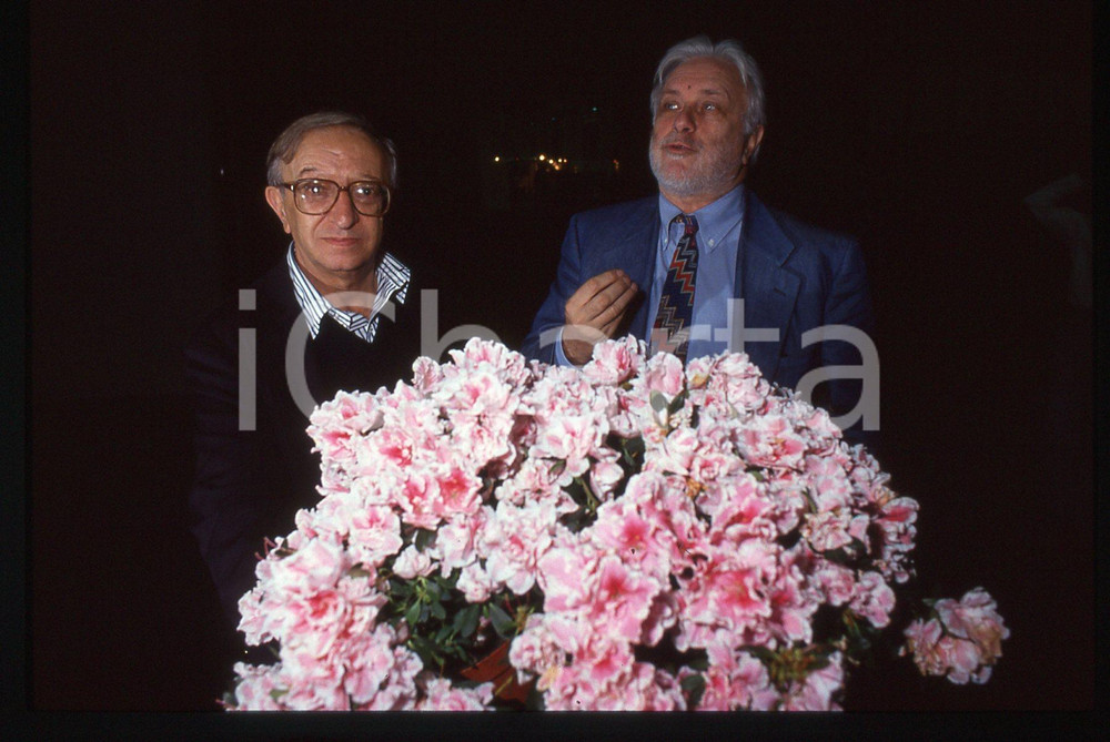 Luciano DE CRESCENZO Beniamino PLACIDO - 1995 ca 35 mm vintage slide 131 Diapositiva d'epoca, in formato 35 mm.CONDIZIONI: GOODE' severamente vietata la riproduzione. Tutti i diritti sono riservati.ICharta mette in vendita, sul negozio eBay e in esclusiva sul sito "icharta" il proprio archivio composto da numerose diapositive e negativi fotografici d'epoca, tutti originali e autentici, che attraversano la storia del costume italiano tra gli la fine degli anni Sessanta e Novanta.Si tratta di uno sguardo inedito sull'attualità, la politica, la vita quotidiana, il gossip e la cultura, che fotografa il cambiamento della nazione in quest'ultimo scorcio del XX secolo. Un'occasione unica per il mercato del collezionismo, che vede finalmente disponibile un archivio eccezionale per vastità, tematiche e condizioni, in un settore (il negativo fotografico e la diapositiva) di assoluta novità e dalle interessanti prospettive di investimento.  GOOD/buono   originale e autentica 1
