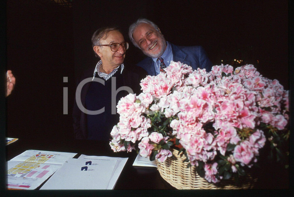 Luciano DE CRESCENZO - COSTUME - 1995 ca 35 mm vintage slide 133 Diapositiva d'epoca, in formato 35 mm.CONDIZIONI: GOODE' severamente vietata la riproduzione. Tutti i diritti sono riservati.ICharta mette in vendita, sul negozio eBay e in esclusiva sul sito "icharta" il proprio archivio composto da numerose diapositive e negativi fotografici d'epoca, tutti originali e autentici, che attraversano la storia del costume italiano tra gli la fine degli anni Sessanta e Novanta.Si tratta di uno sguardo inedito sull'attualità, la politica, la vita quotidiana, il gossip e la cultura, che fotografa il cambiamento della nazione in quest'ultimo scorcio del XX secolo. Un'occasione unica per il mercato del collezionismo, che vede finalmente disponibile un archivio eccezionale per vastità, tematiche e condizioni, in un settore (il negativo fotografico e la diapositiva) di assoluta novità e dalle interessanti prospettive di investimento.  GOOD/buono   originale e autentica 1