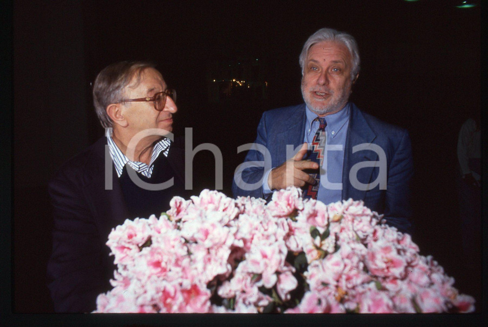 Luciano DE CRESCENZO - COSTUME - 1995 ca 35 mm vintage slide 134 Diapositiva d'epoca, in formato 35 mm.CONDIZIONI: GOODE' severamente vietata la riproduzione. Tutti i diritti sono riservati. ICharta mette in vendita, sul negozio eBay e in esclusiva sul sito "icharta" il proprio archivio composto da numerose diapositive e negativi fotografici d'epoca, tutti originali e autentici, che attraversano la storia del costume italiano tra gli la fine degli anni Sessanta e Novanta.Si tratta di uno sguardo inedito sull'attualità, la politica, la vita quotidiana, il gossip e la cultura, che fotografa il cambiamento della nazione in quest'ultimo scorcio del XX secolo. Un'occasione unica per il mercato del collezionismo, che vede finalmente disponibile un archivio eccezionale per vastità, tematiche e condizioni, in un settore (il negativo fotografico e la diapositiva) di assoluta novità e dalle interessanti prospettive di investimento.  GOOD/buono   originale e autentica 1