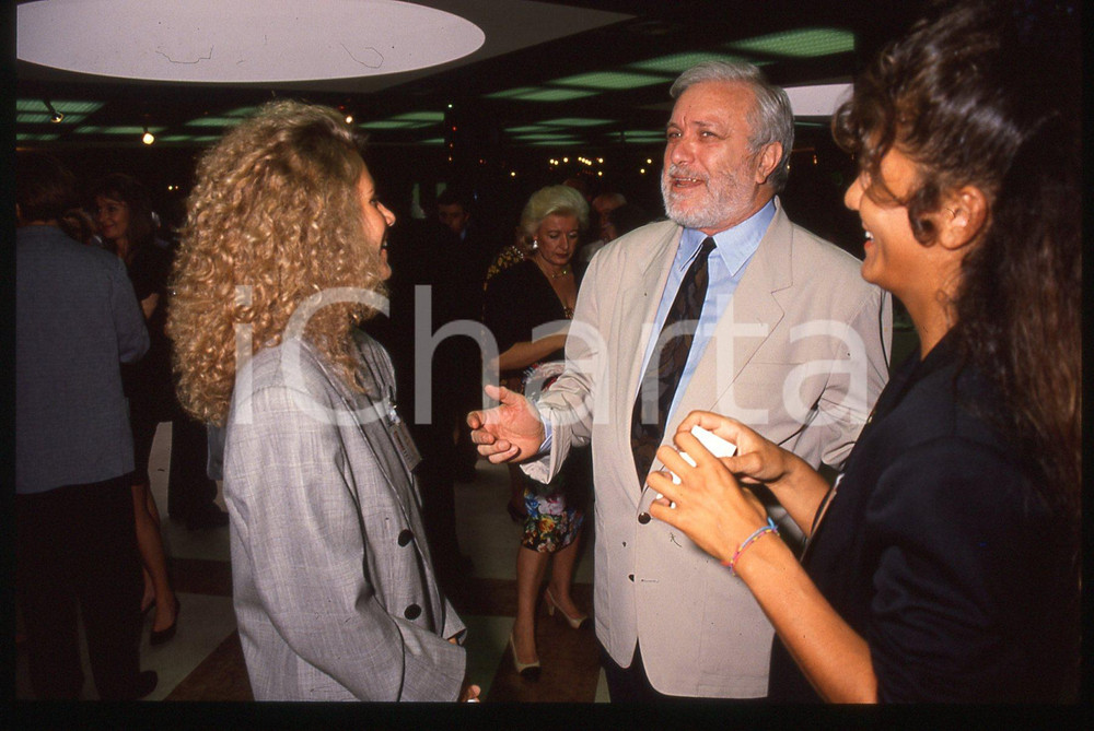 Luciano DE CRESCENZO e Sandra BONO - COSTUME - 1990 ca 35 mm vintage slide 14 Diapositiva d'epoca, in formato 35 mm.CONDIZIONI: GOODE' severamente vietata la riproduzione. Tutti i diritti sono riservati.Nella diapositiva ICharta mette in vendita, sul negozio eBay e in esclusiva sul sito "icharta" il proprio archivio composto da numerose diapositive e negativi fotografici d'epoca, tutti originali e autentici, che attraversano la storia del costume italiano tra gli la fine degli anni Sessanta e Novanta.Si tratta di uno sguardo inedito sull'attualit&agrave;, la politica, la vita quotidiana, il gossip e la cultura, che fotografa il cambiamento della nazione in quest'ultimo scorcio del XX secolo. Un'occasione unica per il mercato del collezionismo, che vede finalmente disponibile un archivio eccezionale per vastit&agrave;, tematiche e condizioni, in un settore (il negativo fotografico e la diapositiva) di assoluta novit&agrave; e dalle interessanti prospettive di investimento.  GOOD/buono   originale e autentica 1