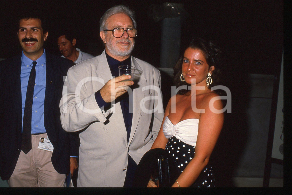 Luciano DE CRESCENZO - COSTUME - 1995 ca 35 mm vintage slide 135 Diapositiva d'epoca, in formato 35 mm.CONDIZIONI: GOODE' severamente vietata la riproduzione. Tutti i diritti sono riservati.ICharta mette in vendita, sul negozio eBay e in esclusiva sul sito "icharta" il proprio archivio composto da numerose diapositive e negativi fotografici d'epoca, tutti originali e autentici, che attraversano la storia del costume italiano tra gli la fine degli anni Sessanta e Novanta.Si tratta di uno sguardo inedito sull'attualità, la politica, la vita quotidiana, il gossip e la cultura, che fotografa il cambiamento della nazione in quest'ultimo scorcio del XX secolo. Un'occasione unica per il mercato del collezionismo, che vede finalmente disponibile un archivio eccezionale per vastità, tematiche e condizioni, in un settore (il negativo fotografico e la diapositiva) di assoluta novità e dalle interessanti prospettive di investimento.  GOOD/buono   originale e autentica 1