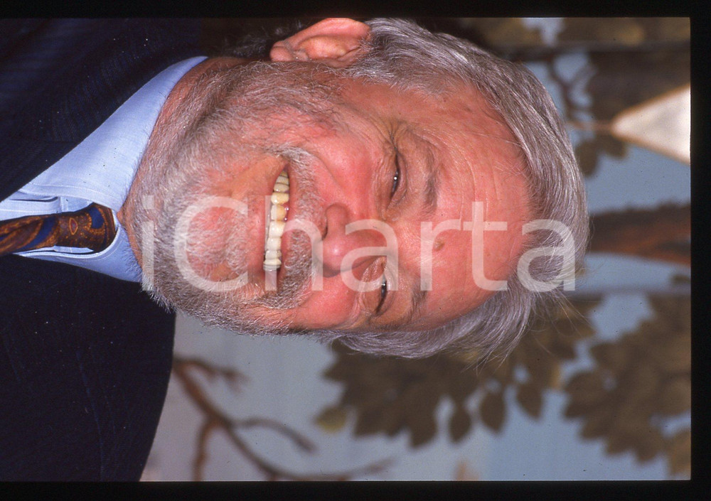 Luciano DE CRESCENZO - COSTUME - 1995 ca 35 mm vintage slide 136 Diapositiva d'epoca, in formato 35 mm.CONDIZIONI: GOODE' severamente vietata la riproduzione. Tutti i diritti sono riservati.ICharta mette in vendita, sul negozio eBay e in esclusiva sul sito "icharta" il proprio archivio composto da numerose diapositive e negativi fotografici d'epoca, tutti originali e autentici, che attraversano la storia del costume italiano tra gli la fine degli anni Sessanta e Novanta.Si tratta di uno sguardo inedito sull'attualità, la politica, la vita quotidiana, il gossip e la cultura, che fotografa il cambiamento della nazione in quest'ultimo scorcio del XX secolo. Un'occasione unica per il mercato del collezionismo, che vede finalmente disponibile un archivio eccezionale per vastità, tematiche e condizioni, in un settore (il negativo fotografico e la diapositiva) di assoluta novità e dalle interessanti prospettive di investimento.  GOOD/buono   originale e autentica 1