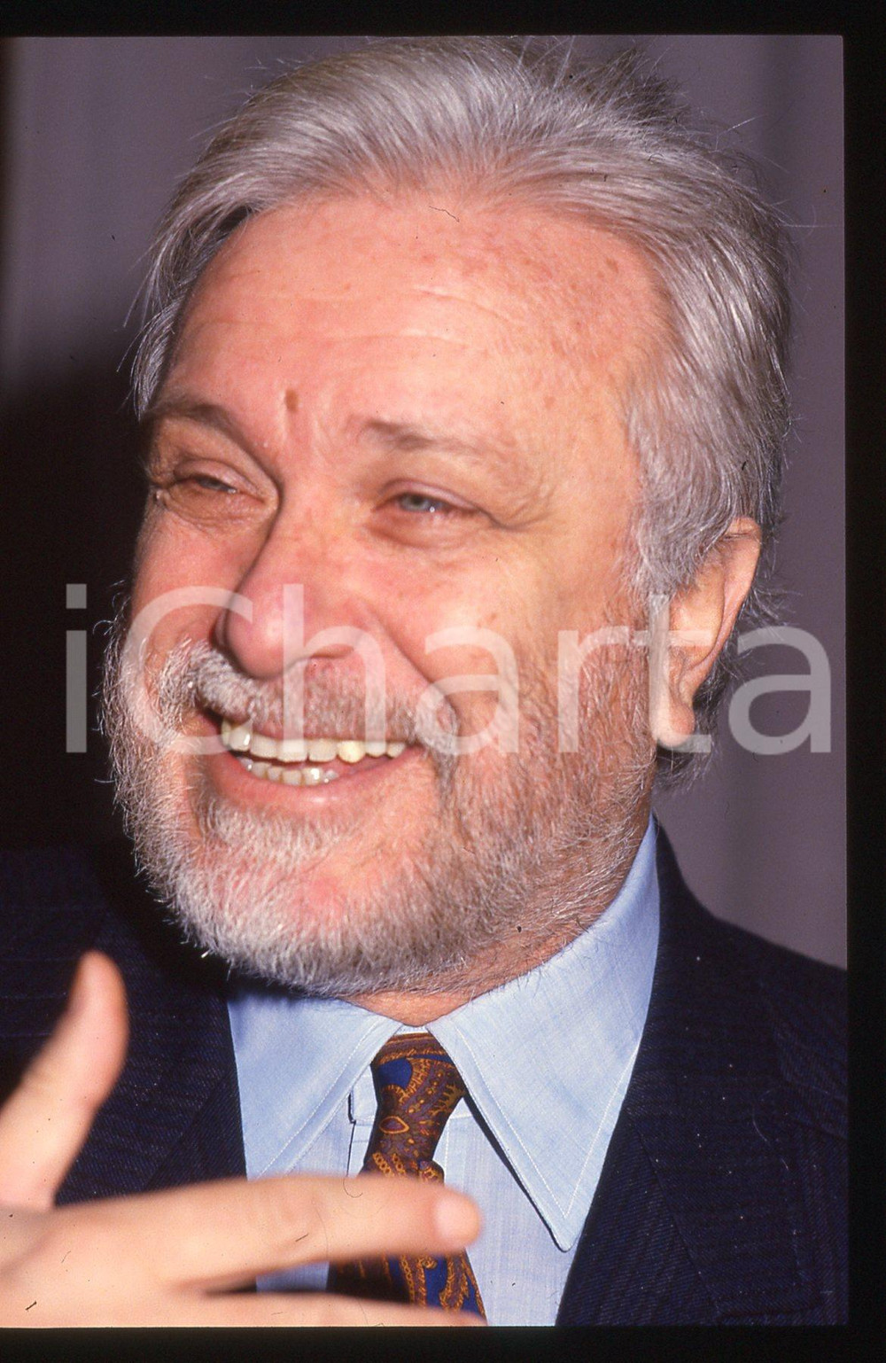 Luciano DE CRESCENZO - COSTUME - 1995 ca 35 mm vintage slide 137 Diapositiva d'epoca, in formato 35 mm.CONDIZIONI: GOODE' severamente vietata la riproduzione. Tutti i diritti sono riservati.ICharta mette in vendita, sul negozio eBay e in esclusiva sul sito "icharta" il proprio archivio composto da numerose diapositive e negativi fotografici d'epoca, tutti originali e autentici, che attraversano la storia del costume italiano tra gli la fine degli anni Sessanta e Novanta.Si tratta di uno sguardo inedito sull'attualità, la politica, la vita quotidiana, il gossip e la cultura, che fotografa il cambiamento della nazione in quest'ultimo scorcio del XX secolo. Un'occasione unica per il mercato del collezionismo, che vede finalmente disponibile un archivio eccezionale per vastità, tematiche e condizioni, in un settore (il negativo fotografico e la diapositiva) di assoluta novità e dalle interessanti prospettive di investimento.  GOOD/buono   originale e autentica 1